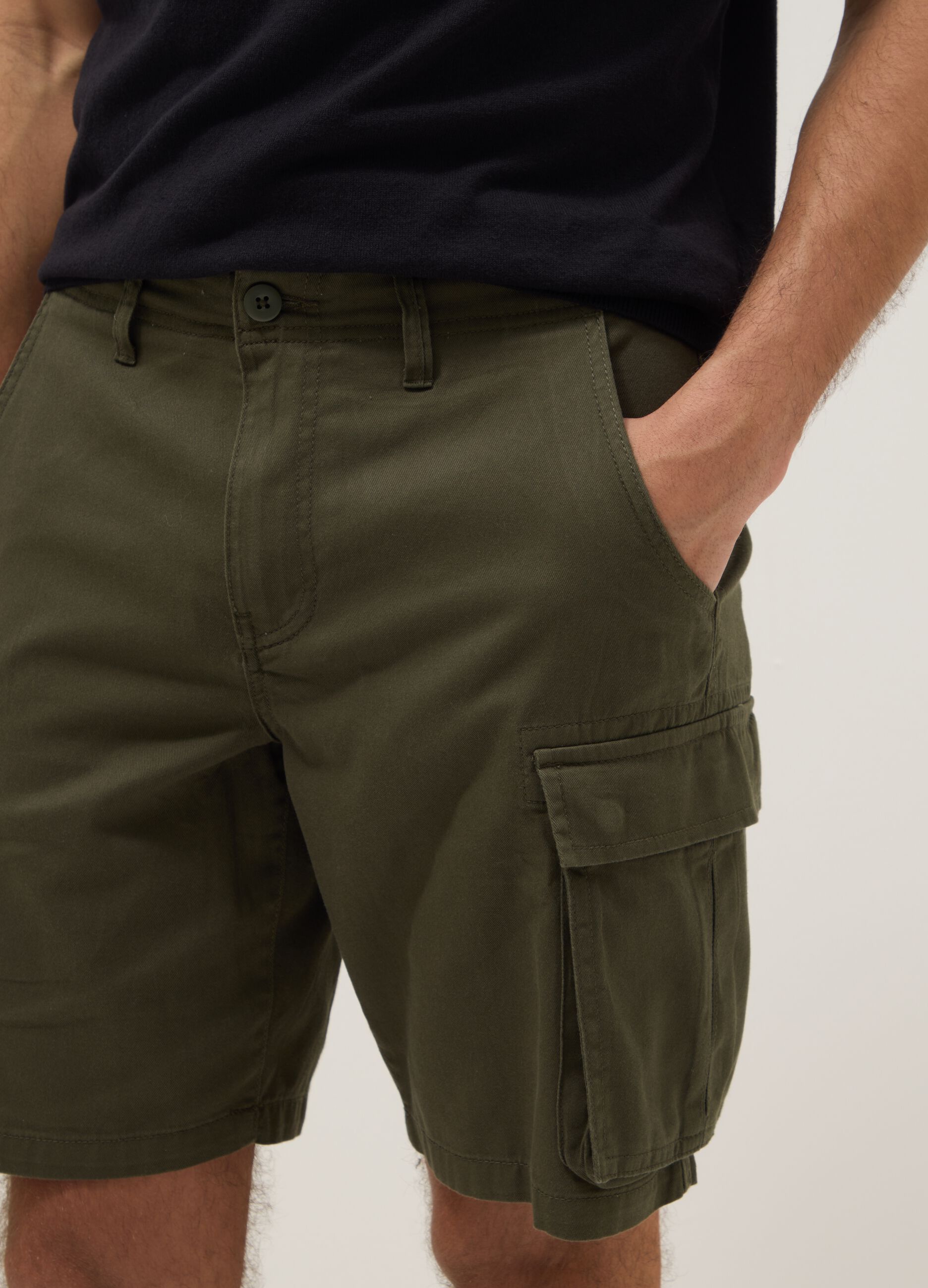 Green pure cotton regular-fit cargo shorts