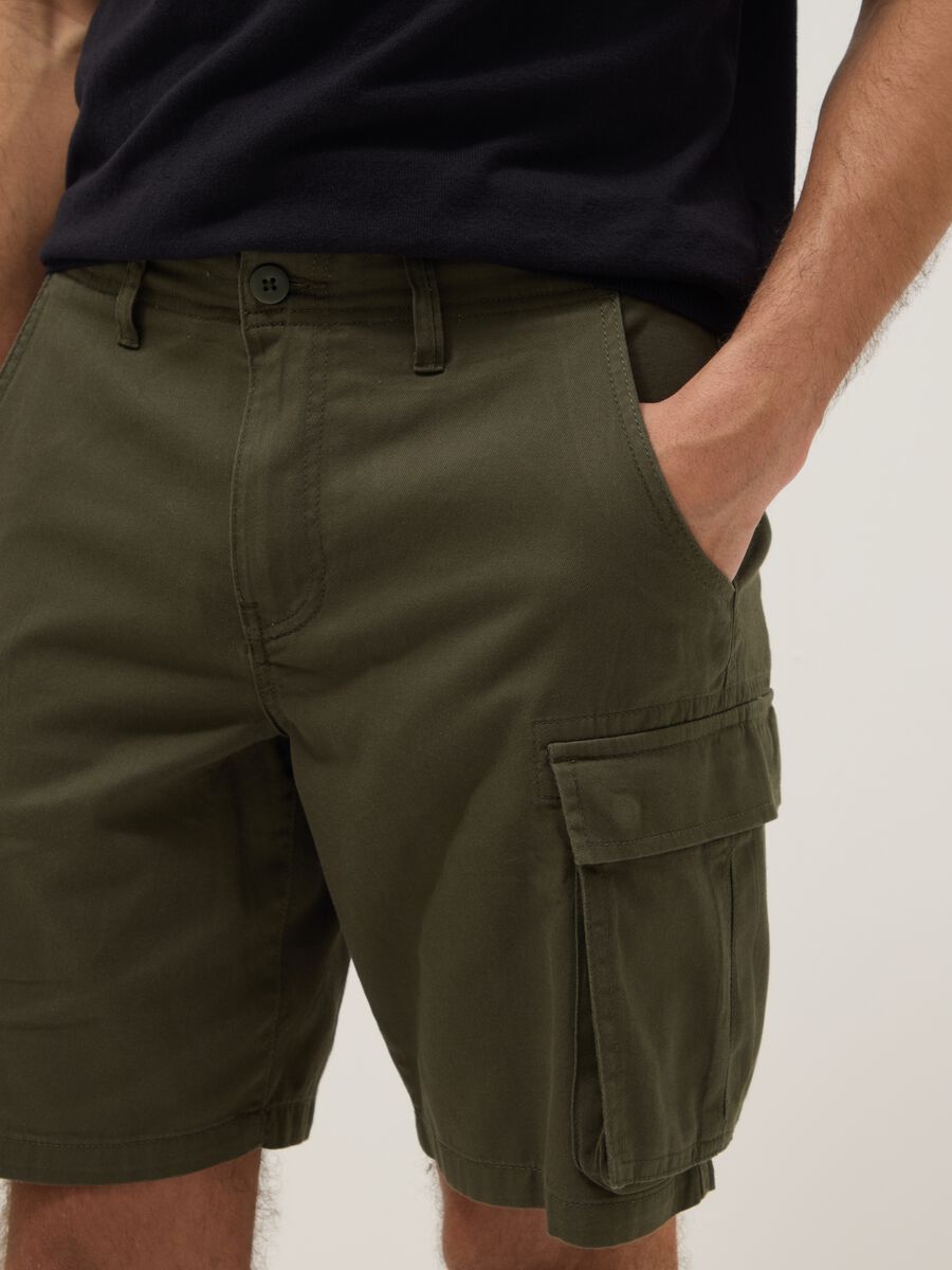 Green pure cotton regular-fit cargo shorts_3