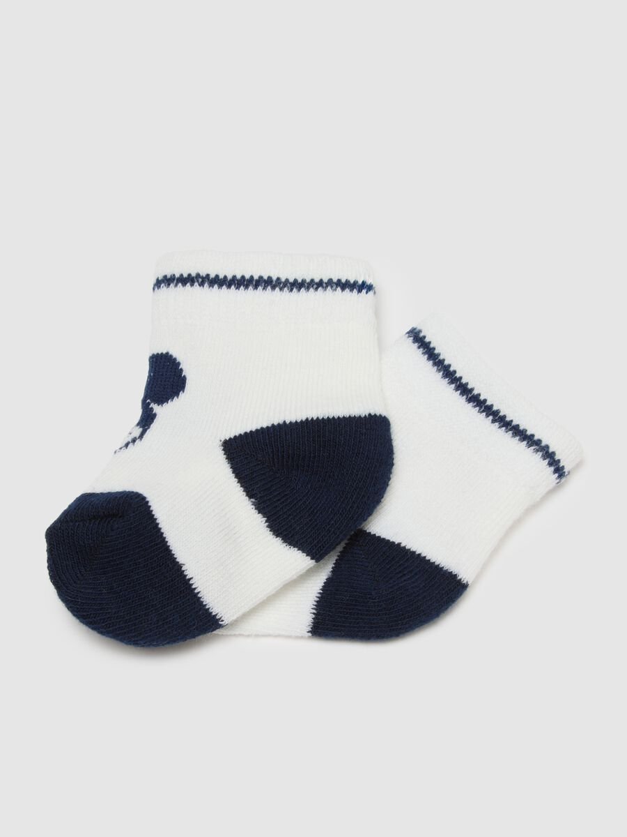 Scarpine in maglia e cotone bianco per neonati con ricami Mickey Mouse_1