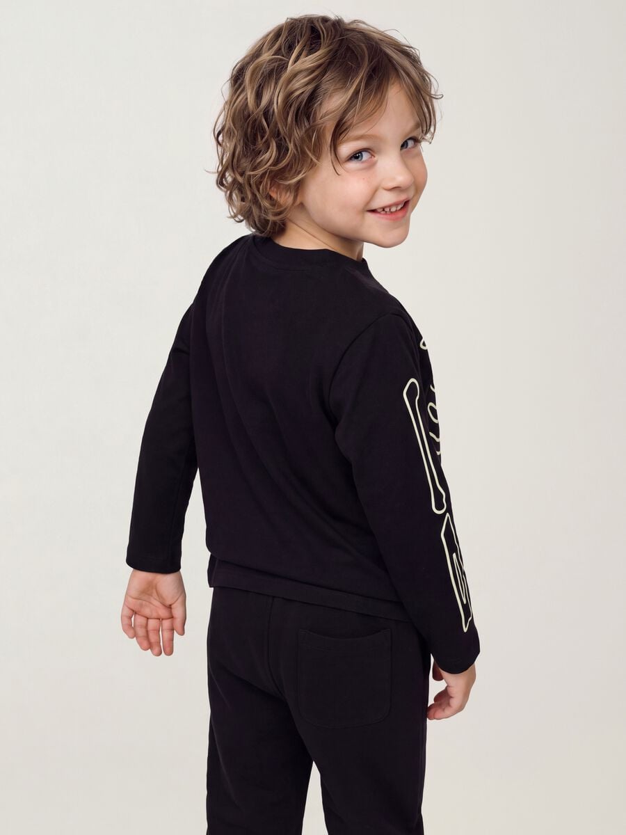 T-shirt nera in puro cotone con girocollo e stampa scheletro_3