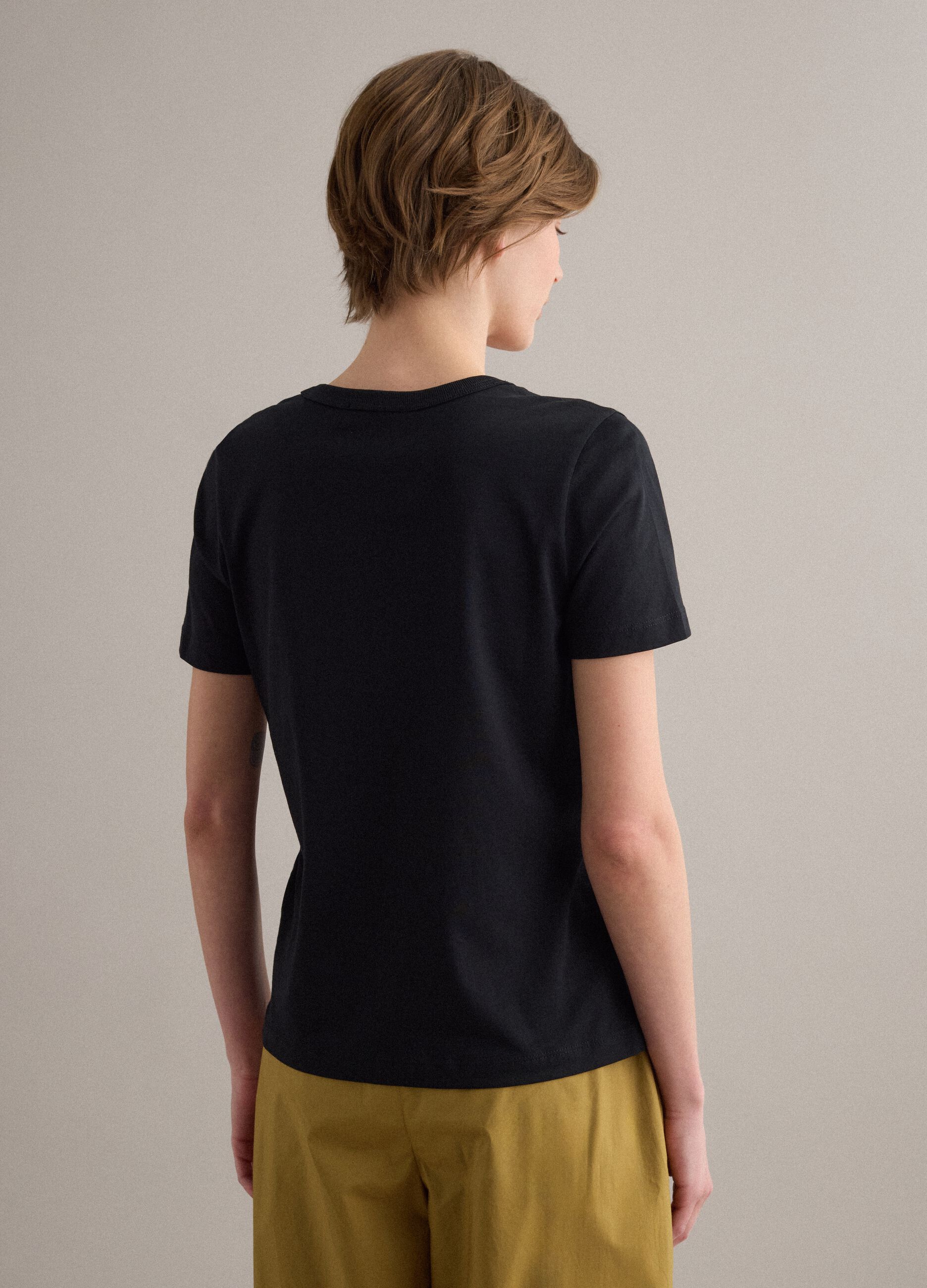 T-shirt in puro cotone nero regular fit con collo a V