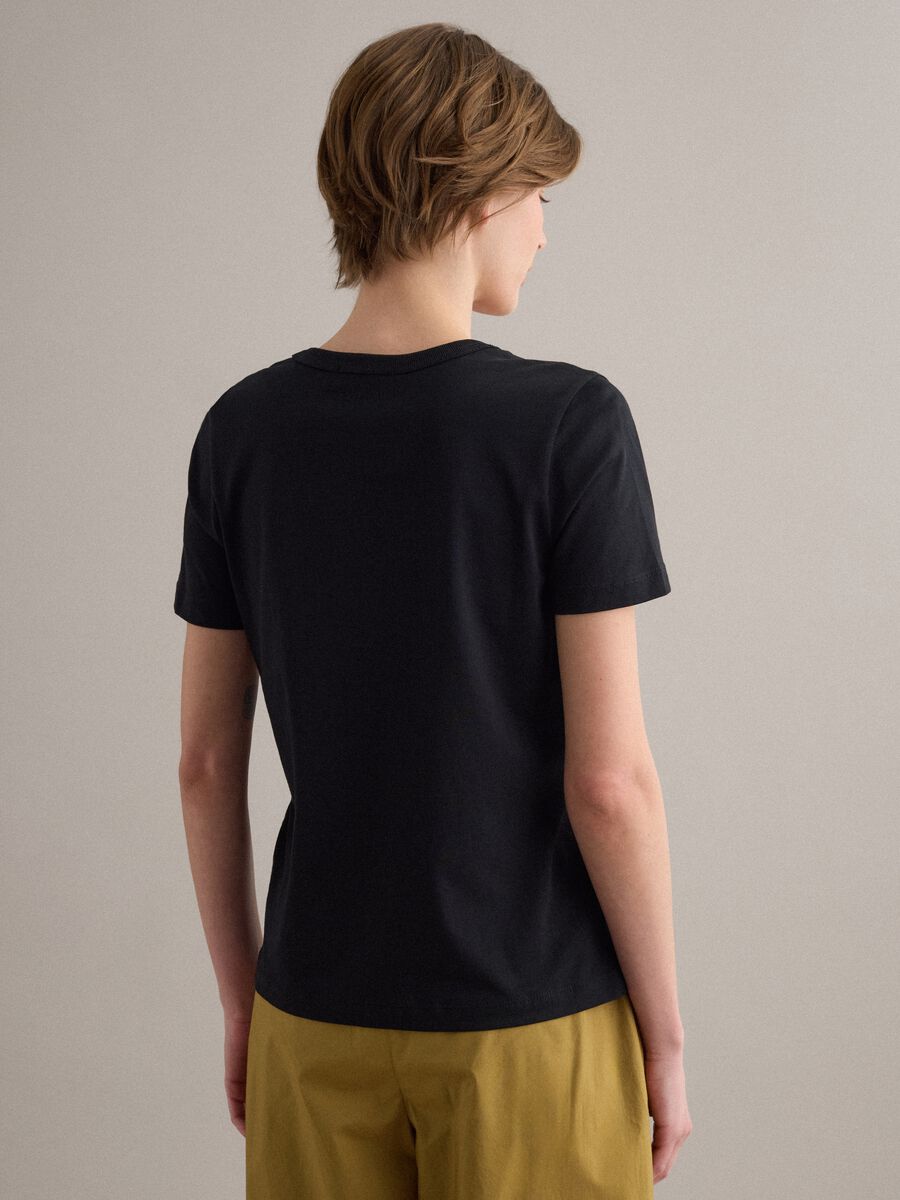 Black pure cotton V-neck regular fit T-shirt_3