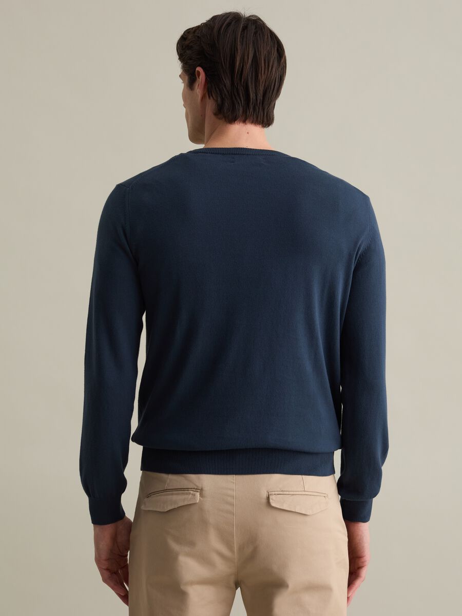 Solid colour pullover with round neck_3