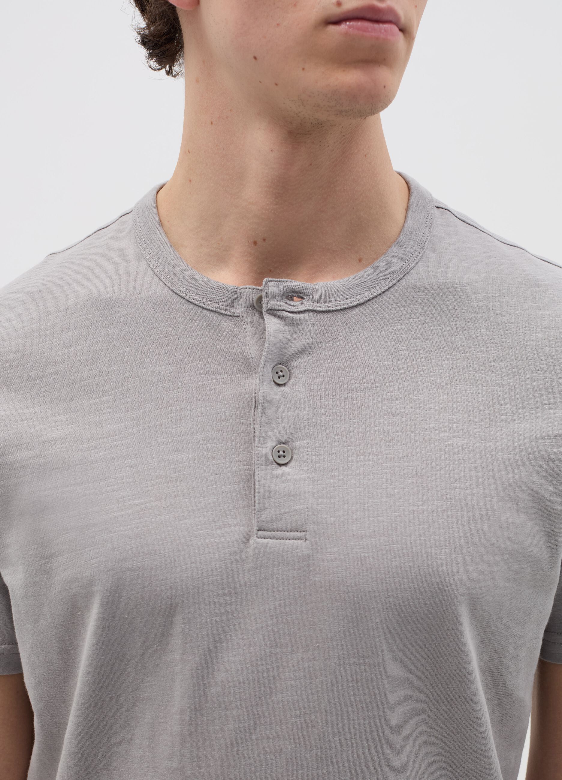 T-shirt in cotone scollo serafino