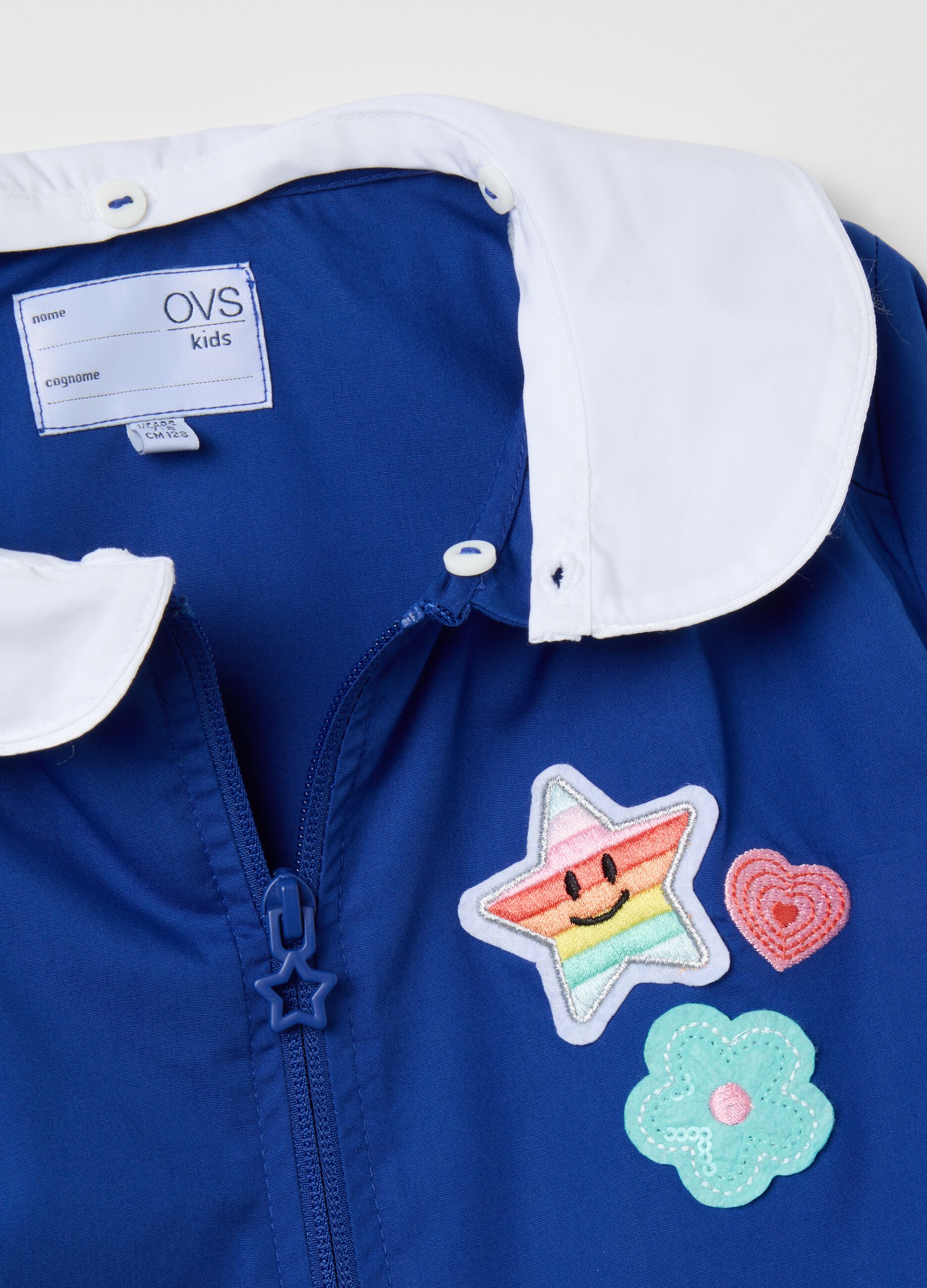 Grembiule scolastico da bambina in misto cotone blu con patch