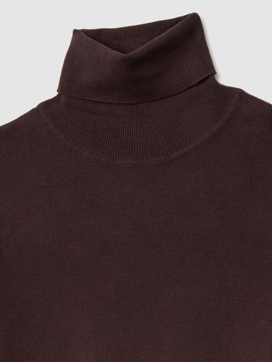 Maglione a coste marrone con collo alto regular fit_5