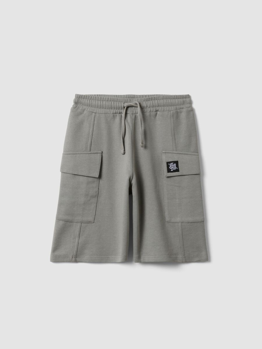 Bermuda grigi in puro cotone con tasche cargo per ragazzo over fit_3