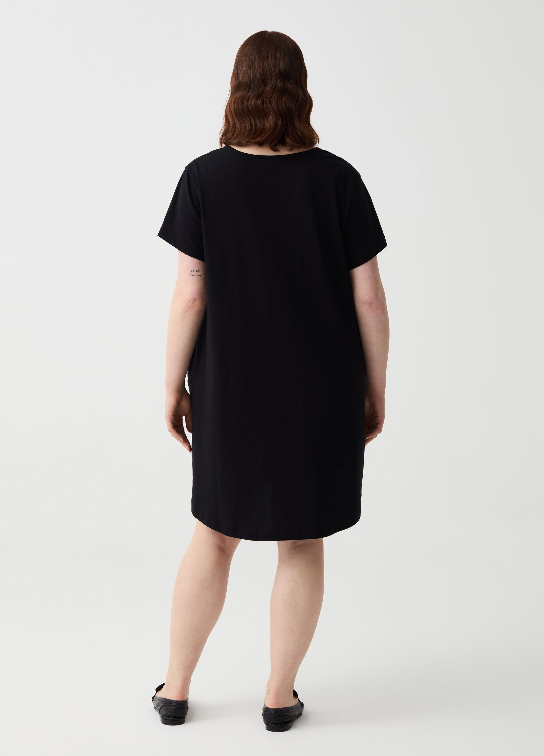 Abito Essential corto con scollo a V Curvy
