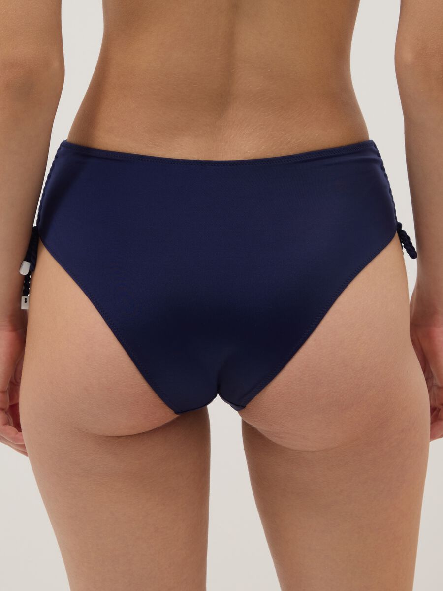 Slip bikini blu in tessuto elasticizzato con laccetti laterali_2
