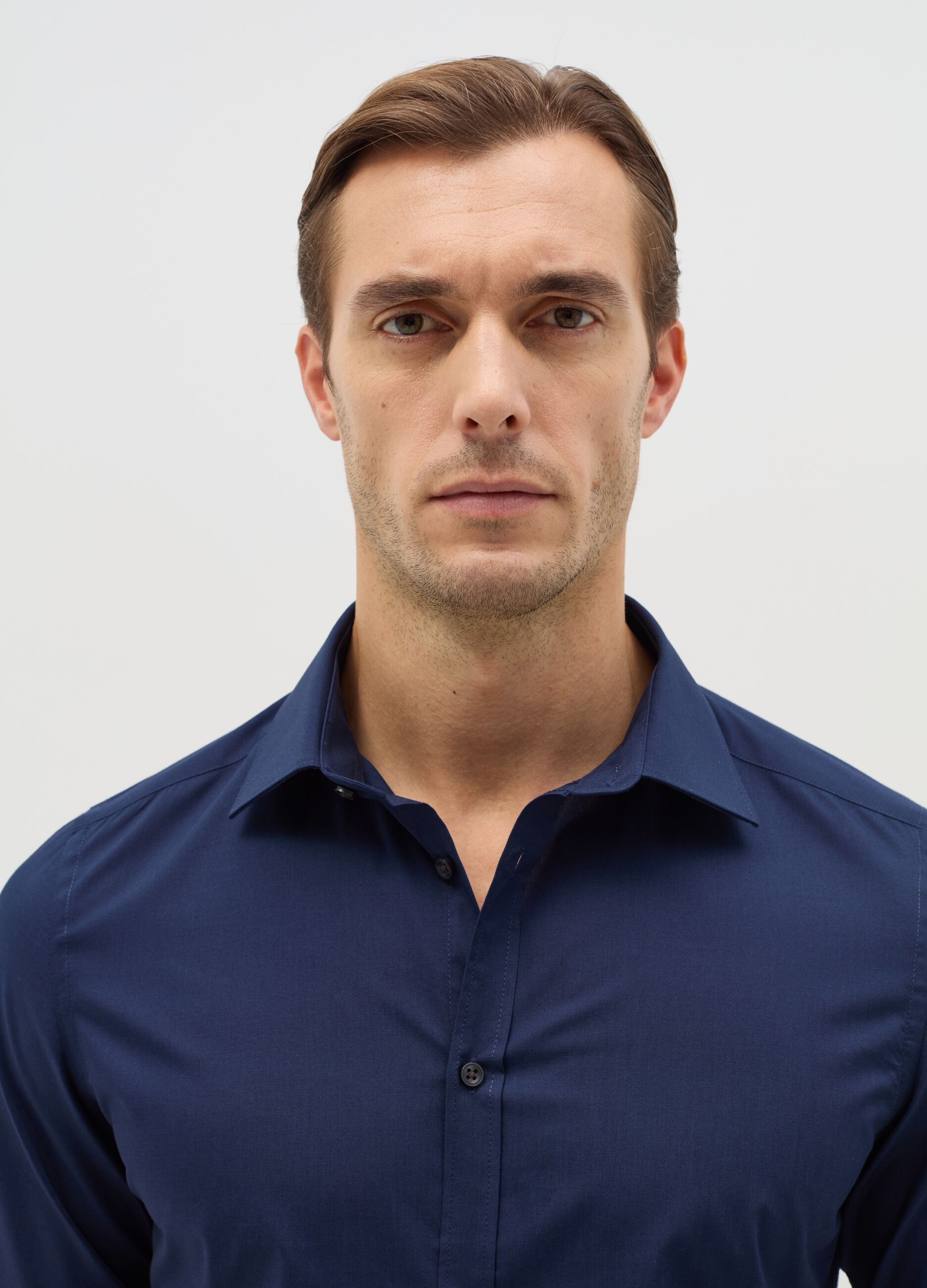 Slim-fit solid colour easy-iron shirt