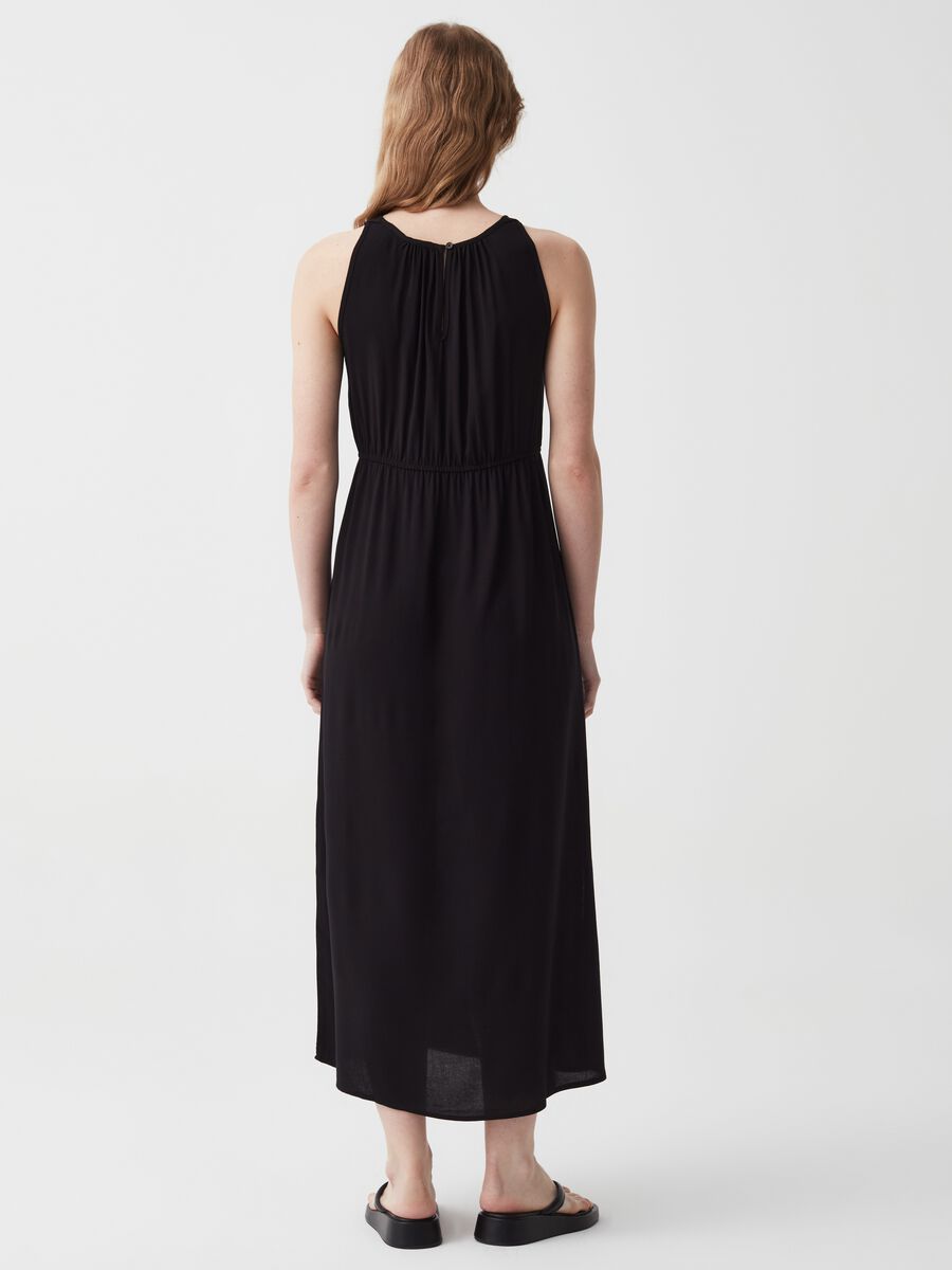 Long dress in viscose with halter neck_2