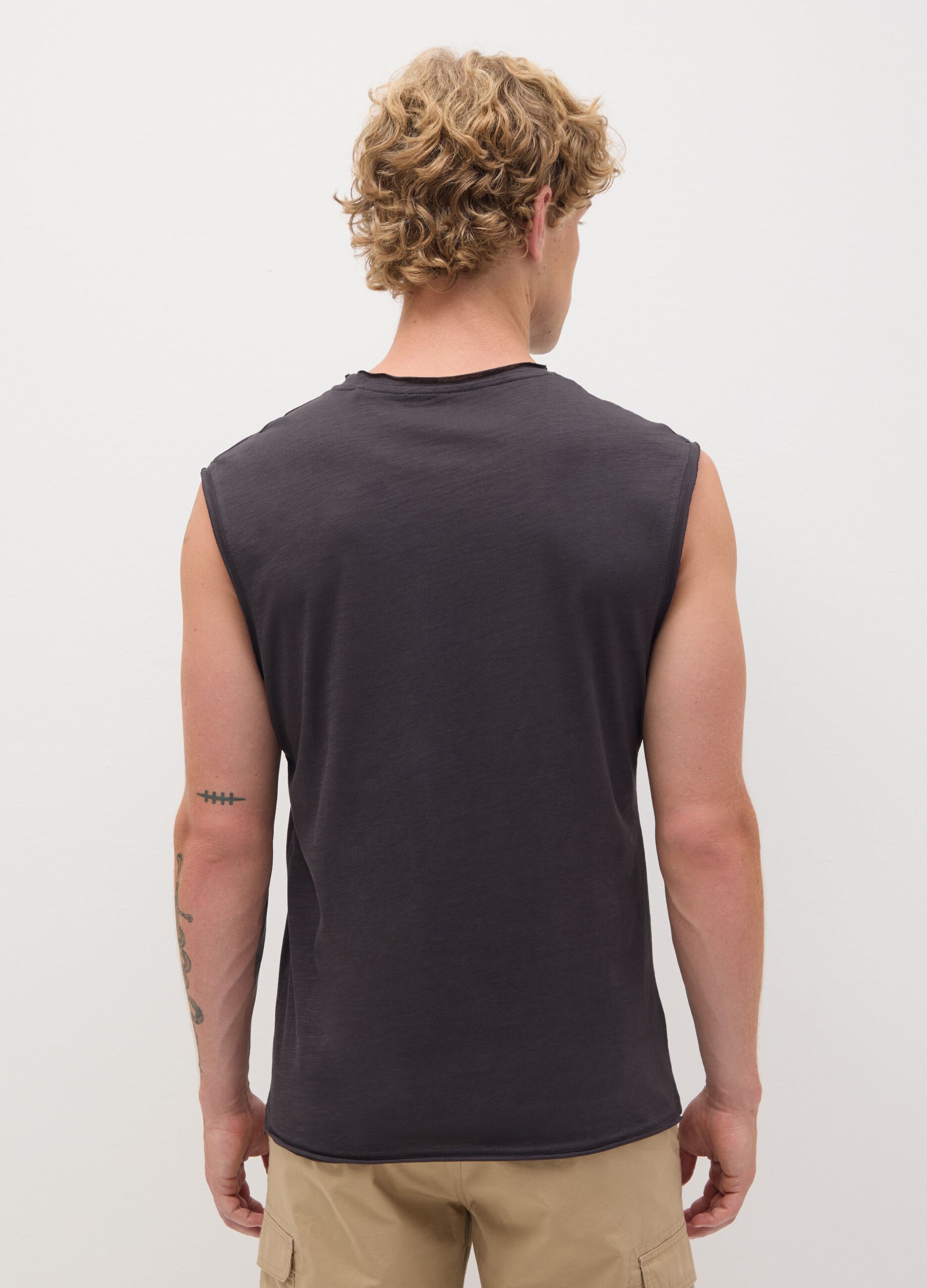 Men’s black top in 100% cotton with regular fit