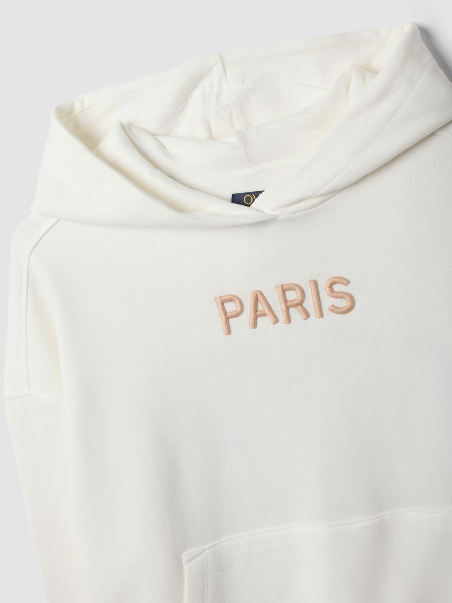 Felpa bianca in puro cotone con cappuccio over fit e scritta "Paris"_2
