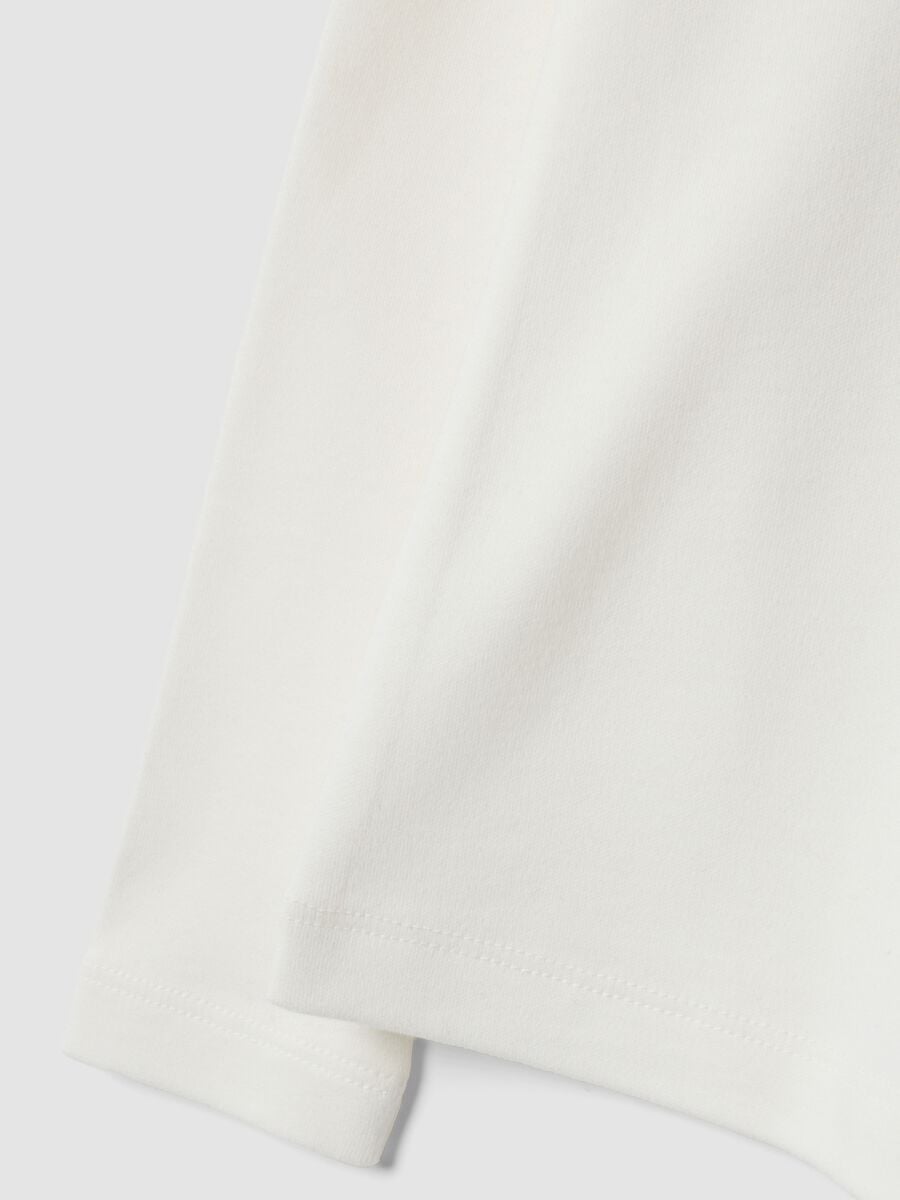 T-shirt bianca in puro cotone dolcevita con stampa fiocco_3