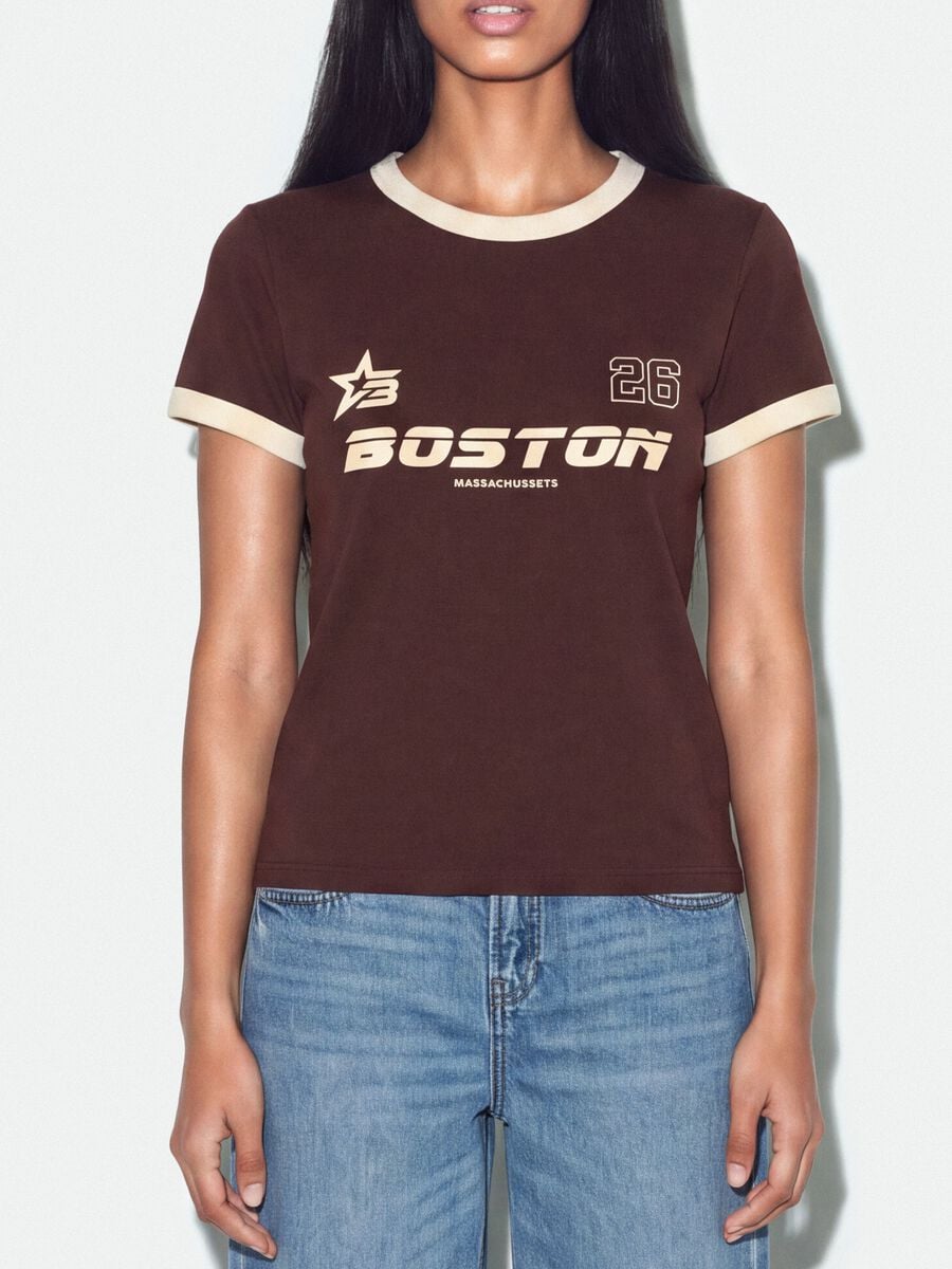 T-shirt marrone in cotone con stampa grafica frontale e bordi a contrasto_2