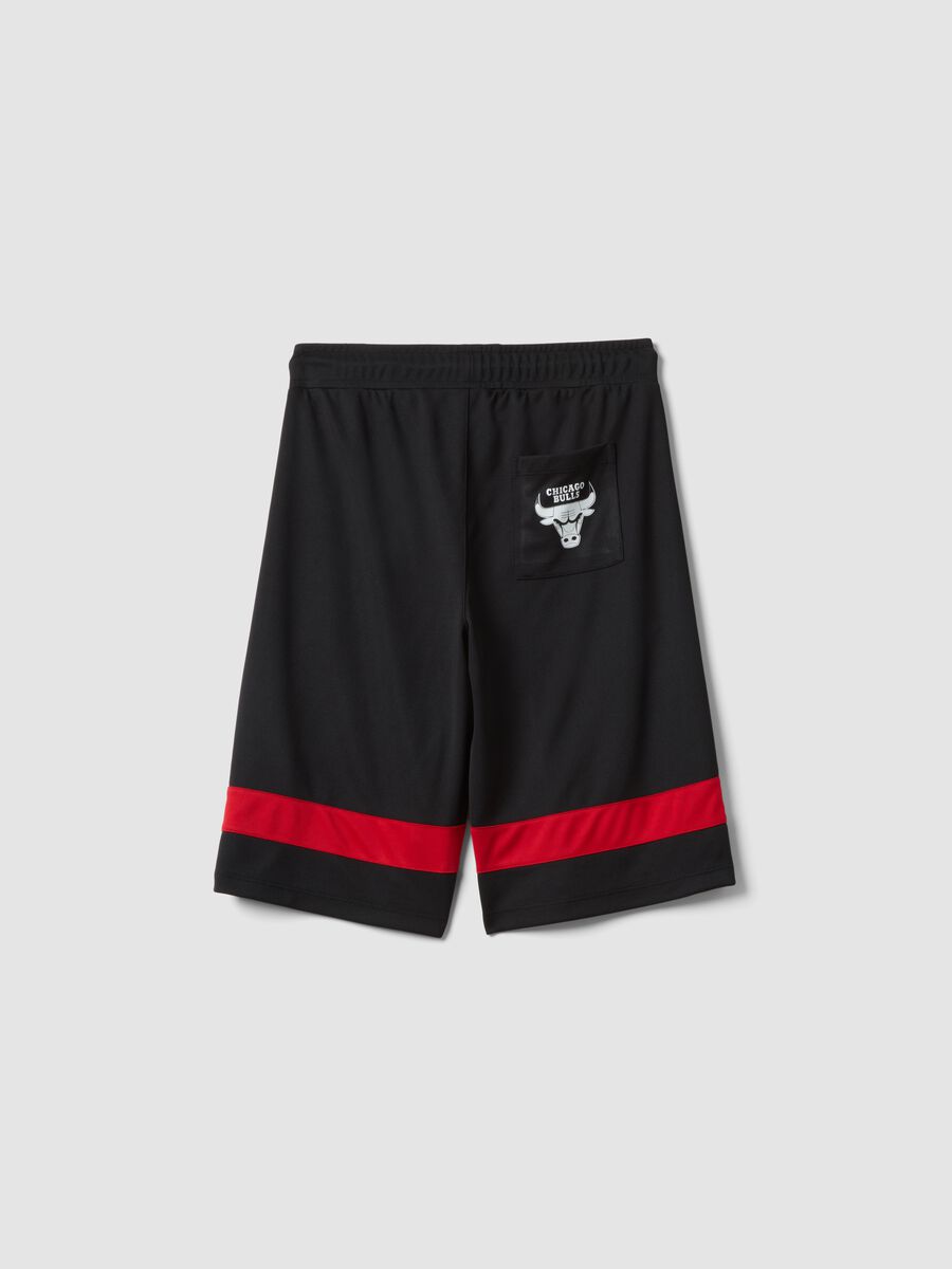Kids' black and red regular fit shorts with Chicago Bulls logo_1