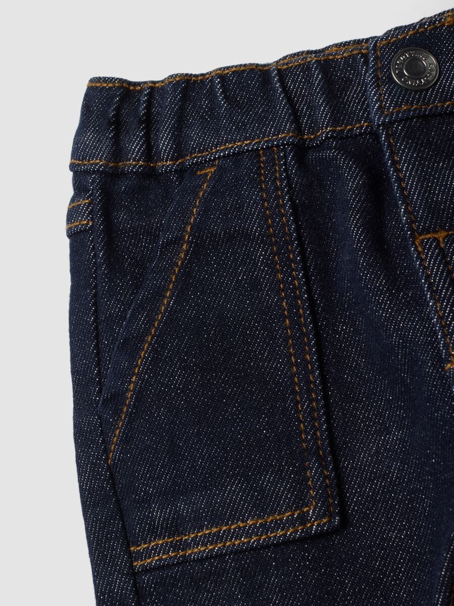 Pantaloni denim blu in cotone elasticizzato con ricamo orsetto per neonato_3