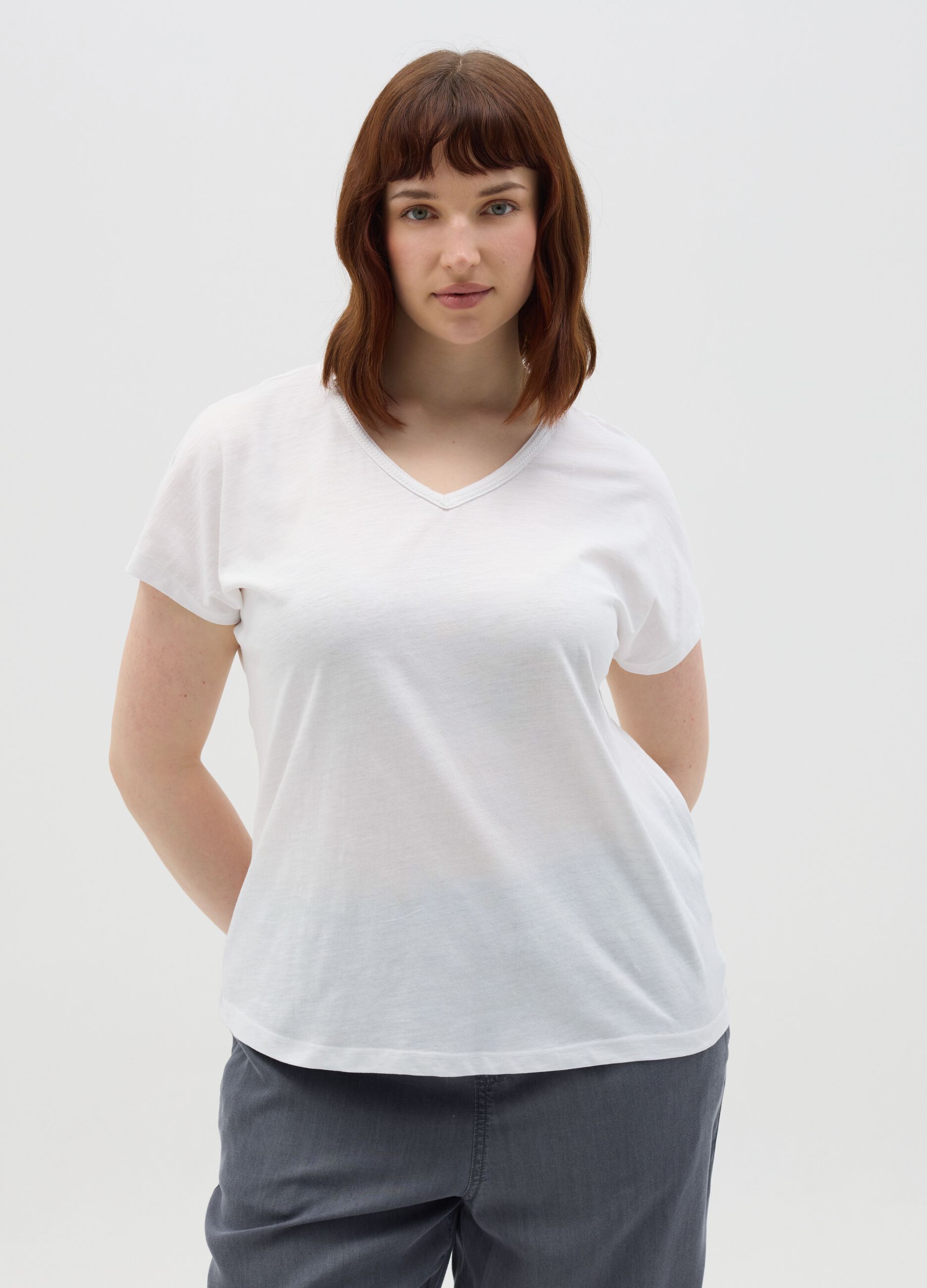 T-shirt bianca con scollo a V Curvy