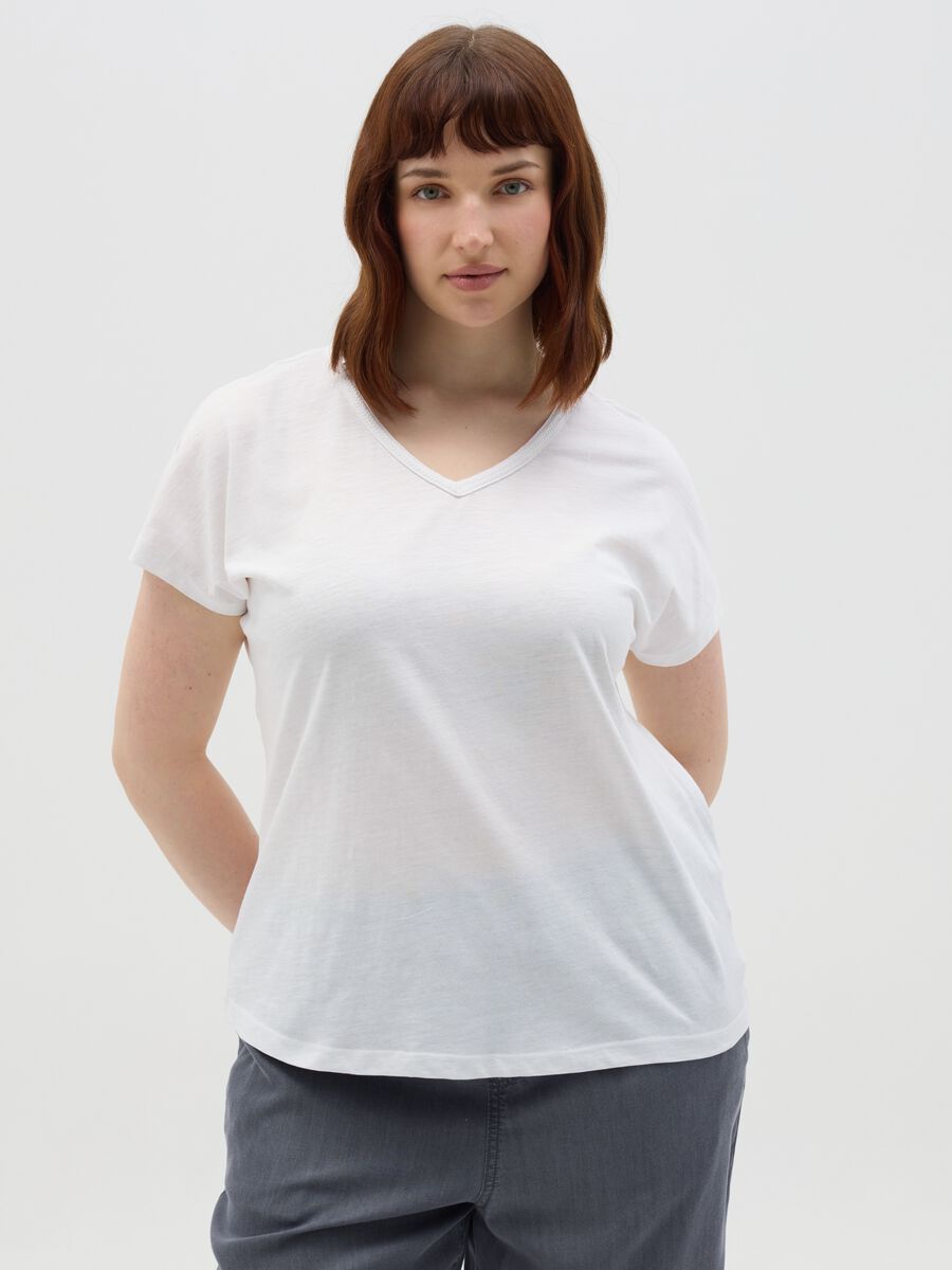 Curvy white T-shirt with V neck_0