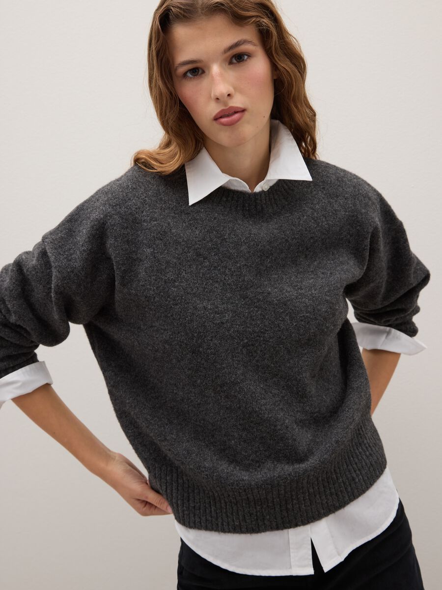 Pullover grigio regular fit con scollo rotondo_0