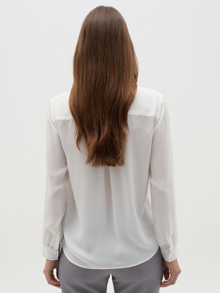 Shirt with contrasting stitching_2