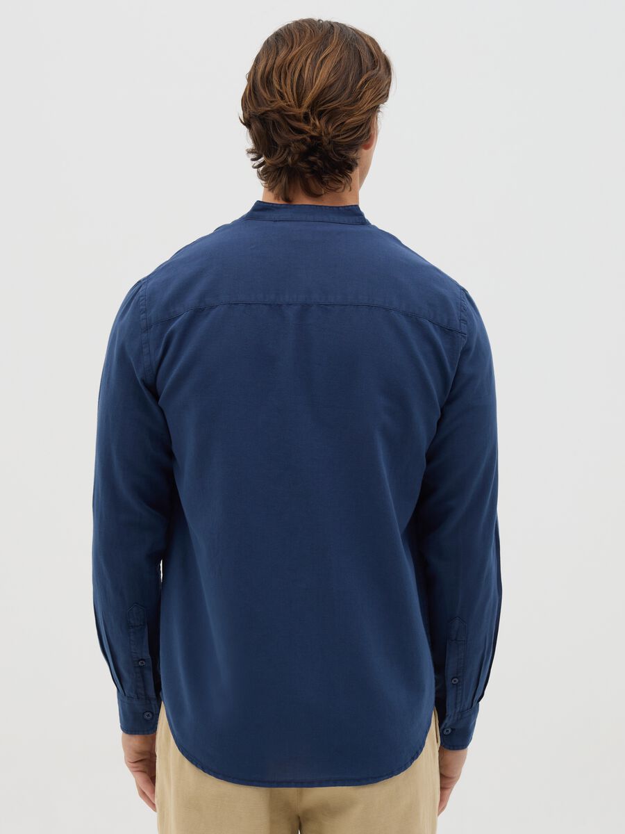 Regular blue shirt with Mandarin collar made of cotton and linen_2