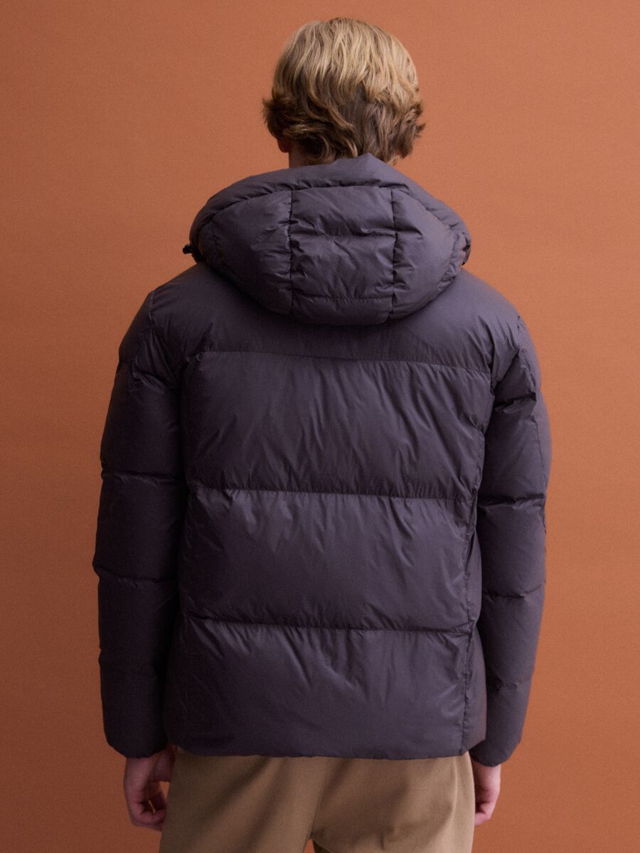 Piumino marrone imbottito con cappuccio e zip regular fit_3
