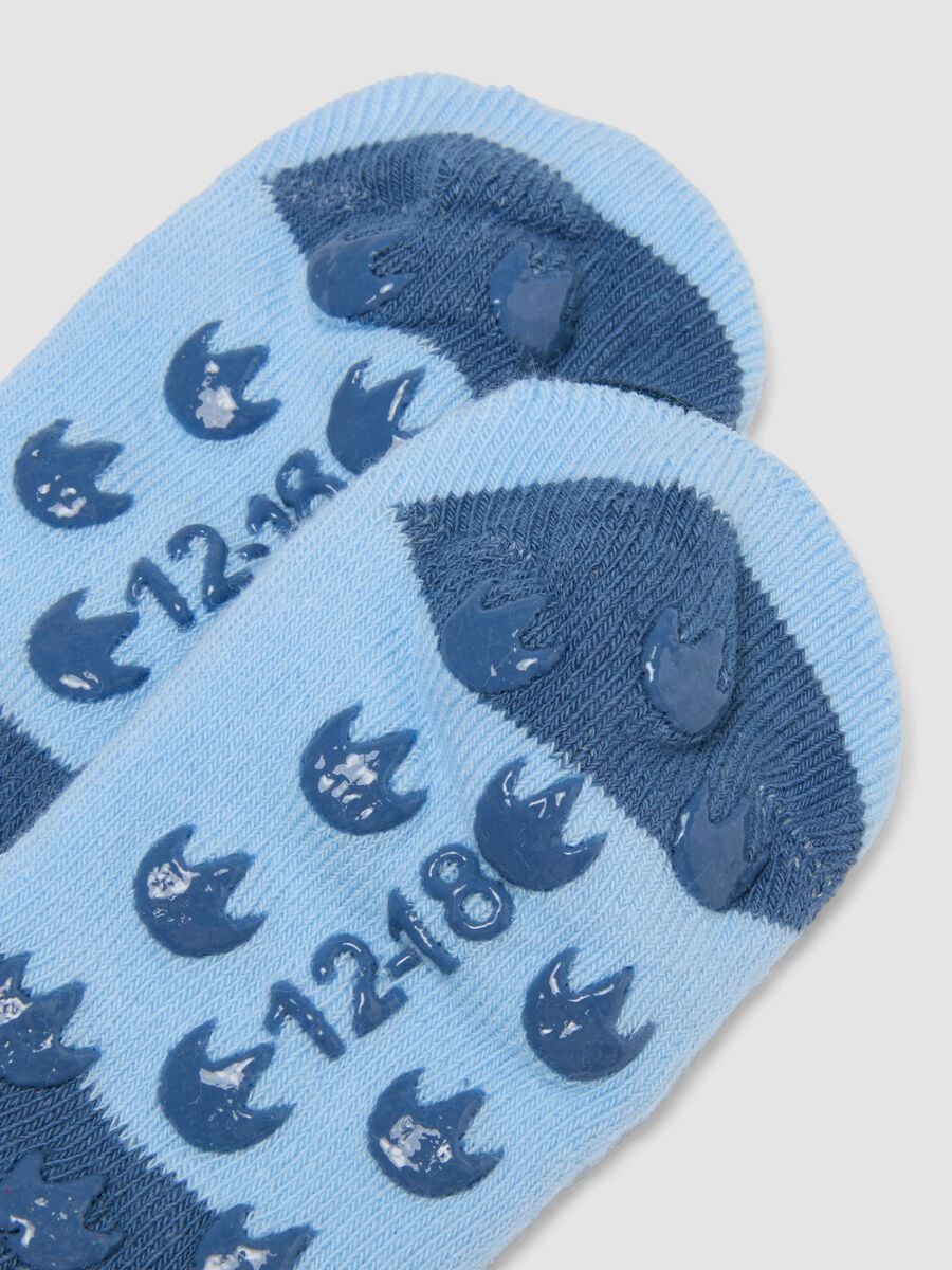 Calze antiscivolo azzurre in cotone organico elasticizzato con dinosauro_1