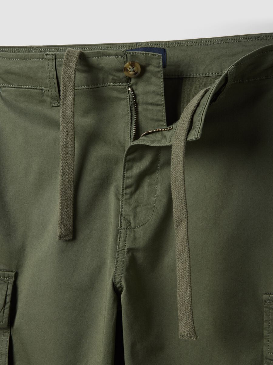 Pantaloncini cargo in cotone elasticizzato verde regular fit_5