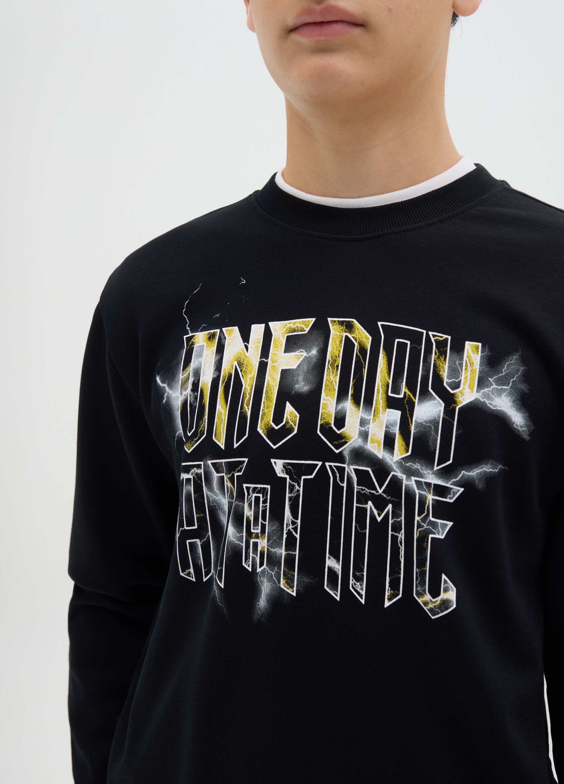 Round neck sweatshirt with print