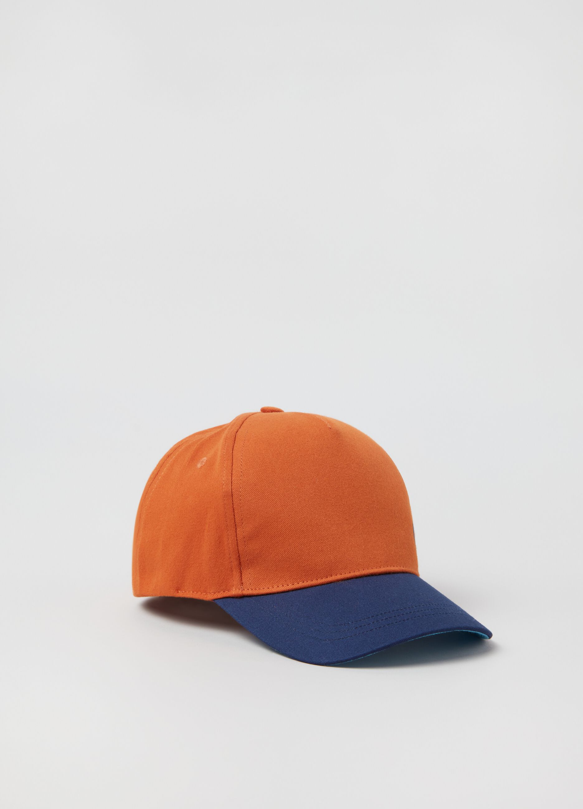 Baseball cap with contrasting visor