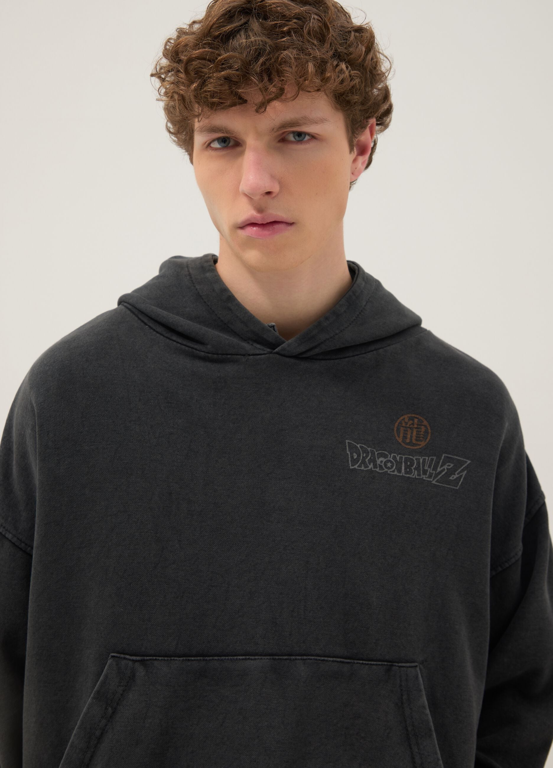 Felpa grigia in misto cotone oversize fit con stampa Dragonball