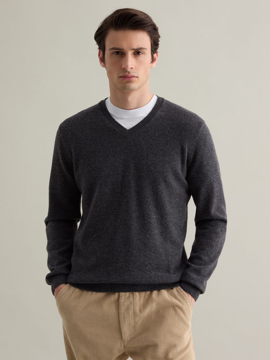 Lambswool pullover with V neck_0
