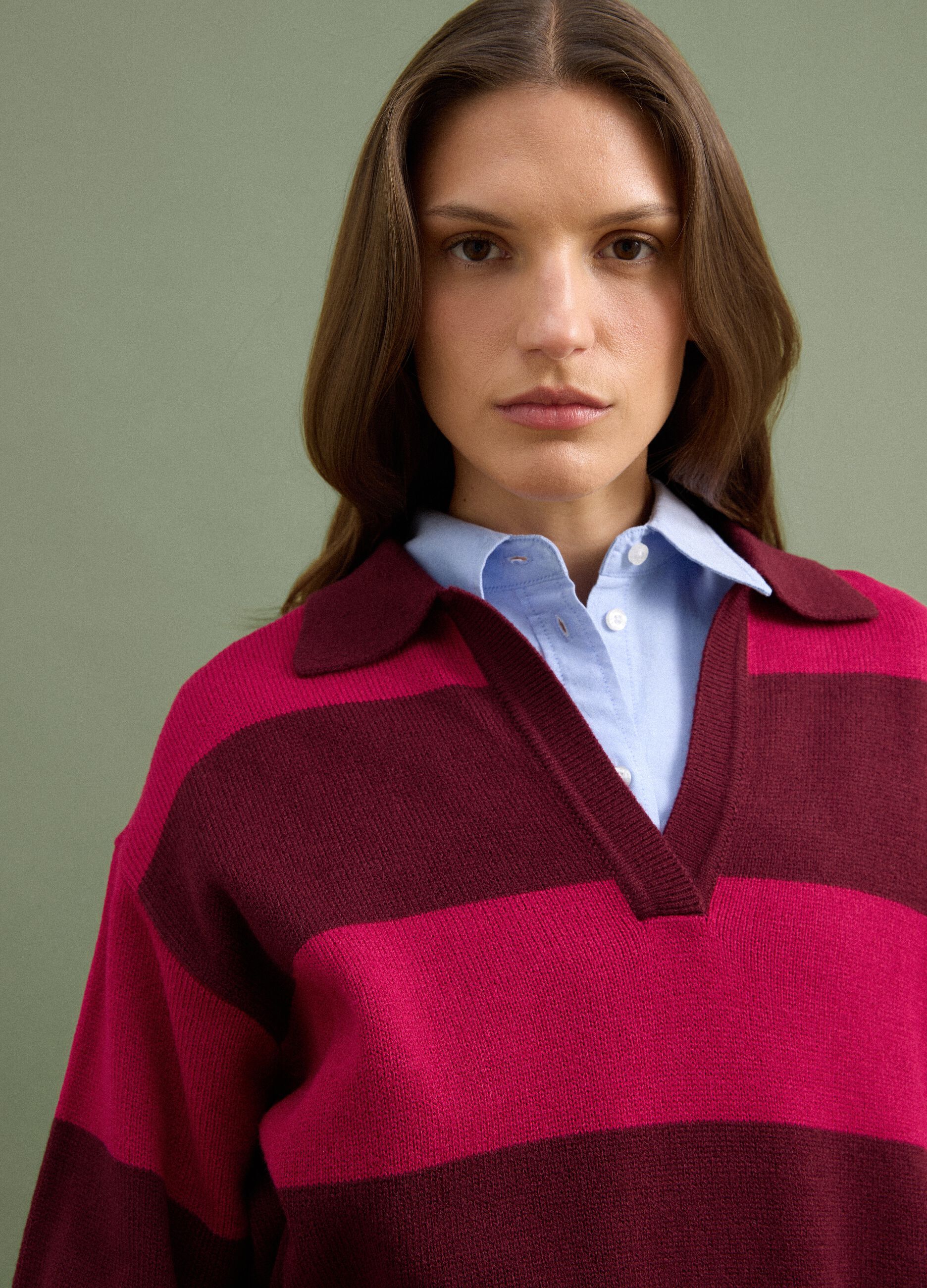Maglia rossa in misto lana a righe con colletto polo