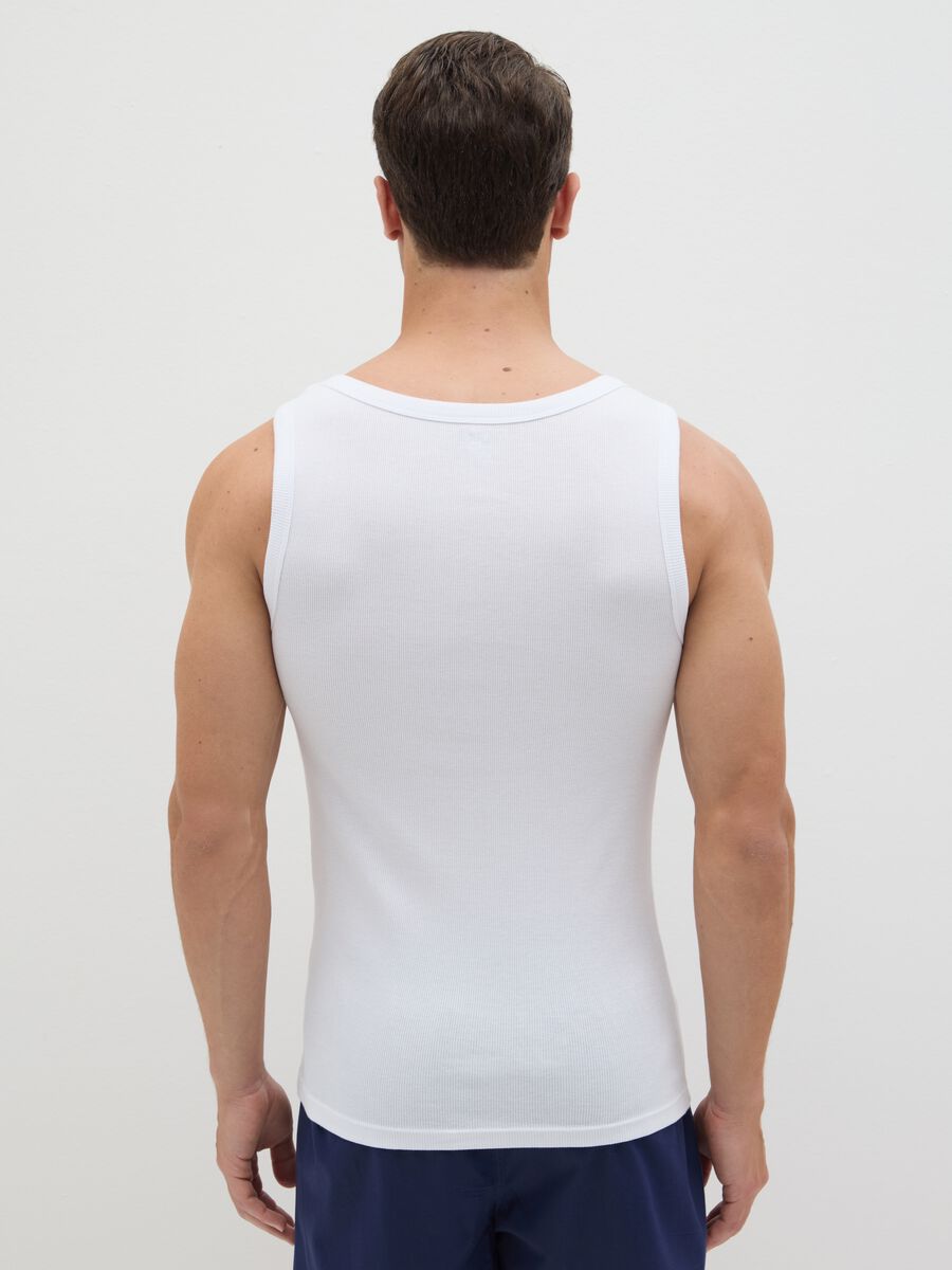 White vest with round ribbed neck_3