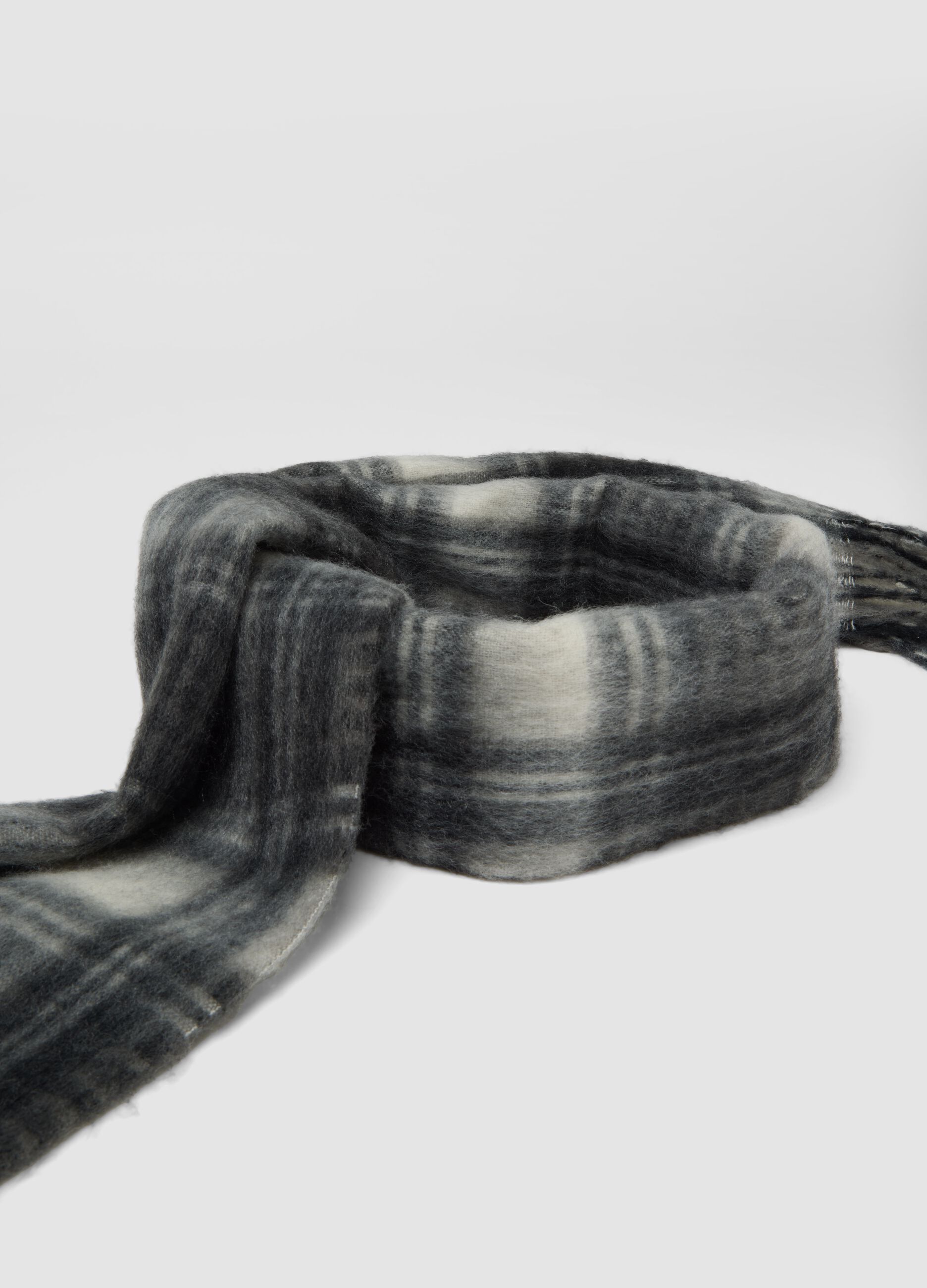 Grey checked scarf with fringes