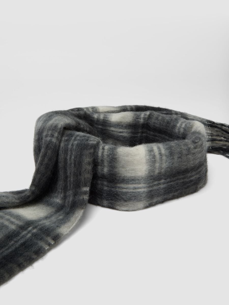 Grey checked scarf with fringes_1