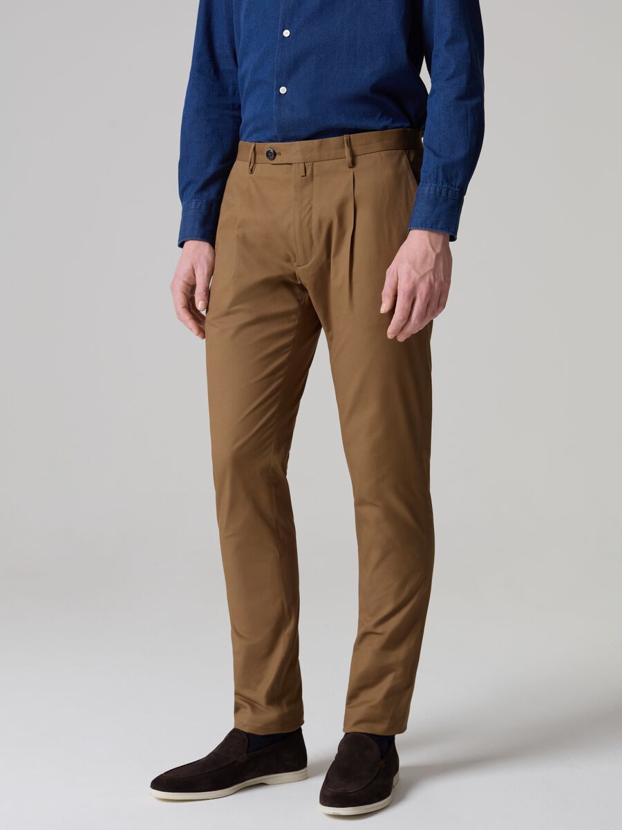 Contemporary chino trousers with darts_1
