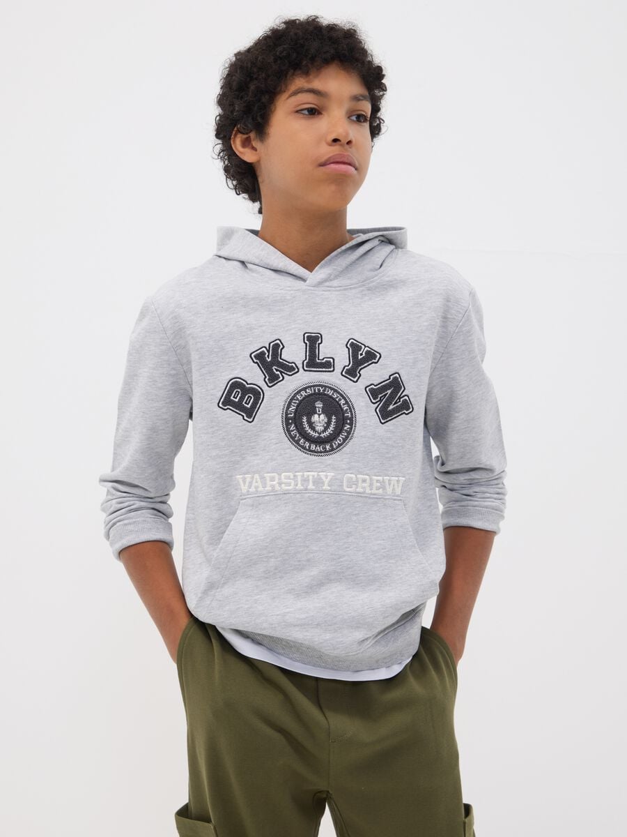 Felpa grigia in misto cotone e viscosa con cappuccio relaxed fit per ragazzo_1
