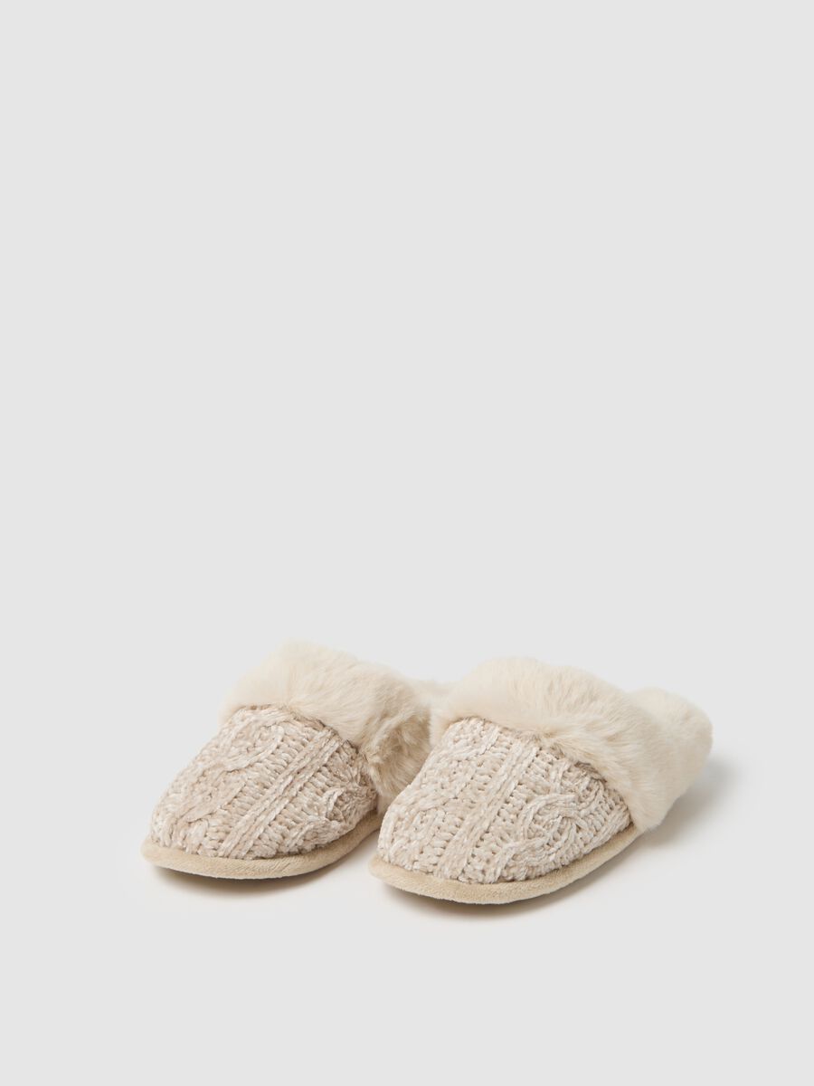Beige slippers with soft interior_1