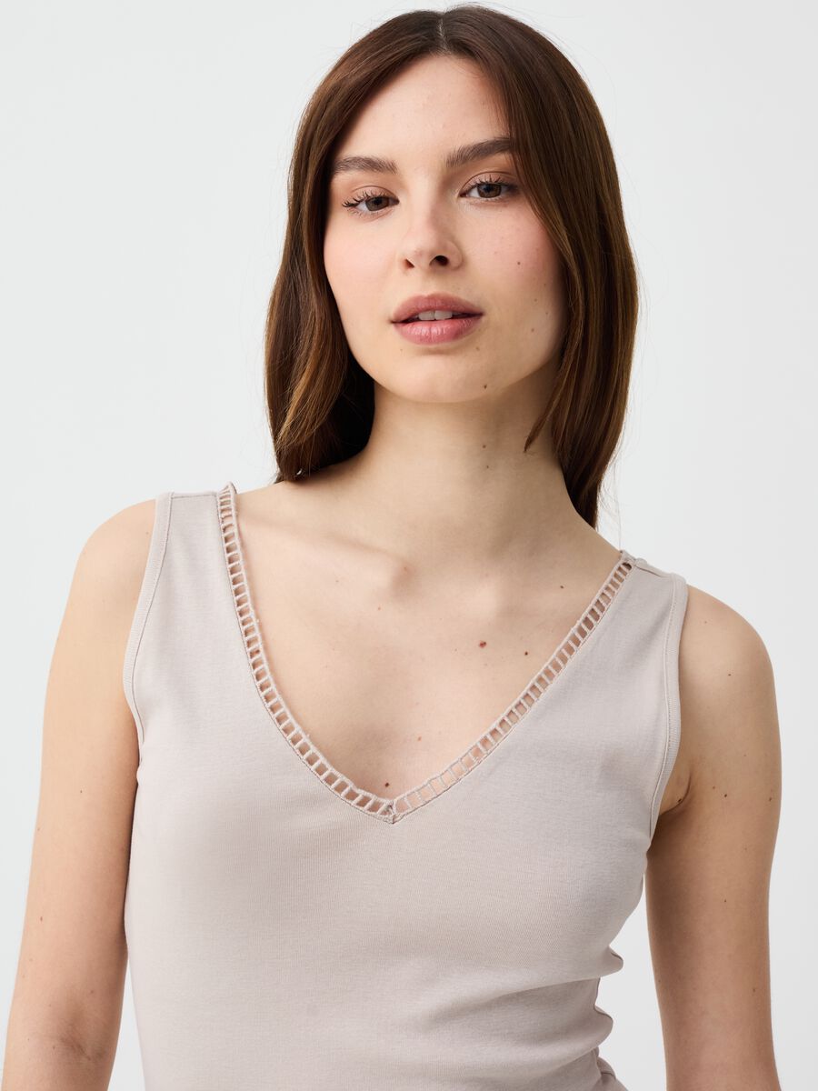 Tank top with V neck and openwork edging_1