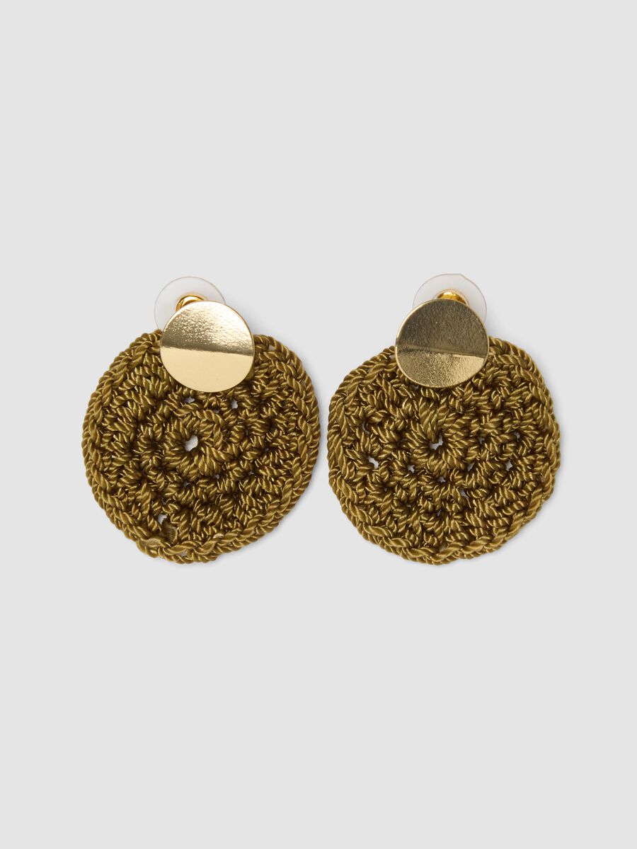 Round braided brown earrings with gold-tone detail_0