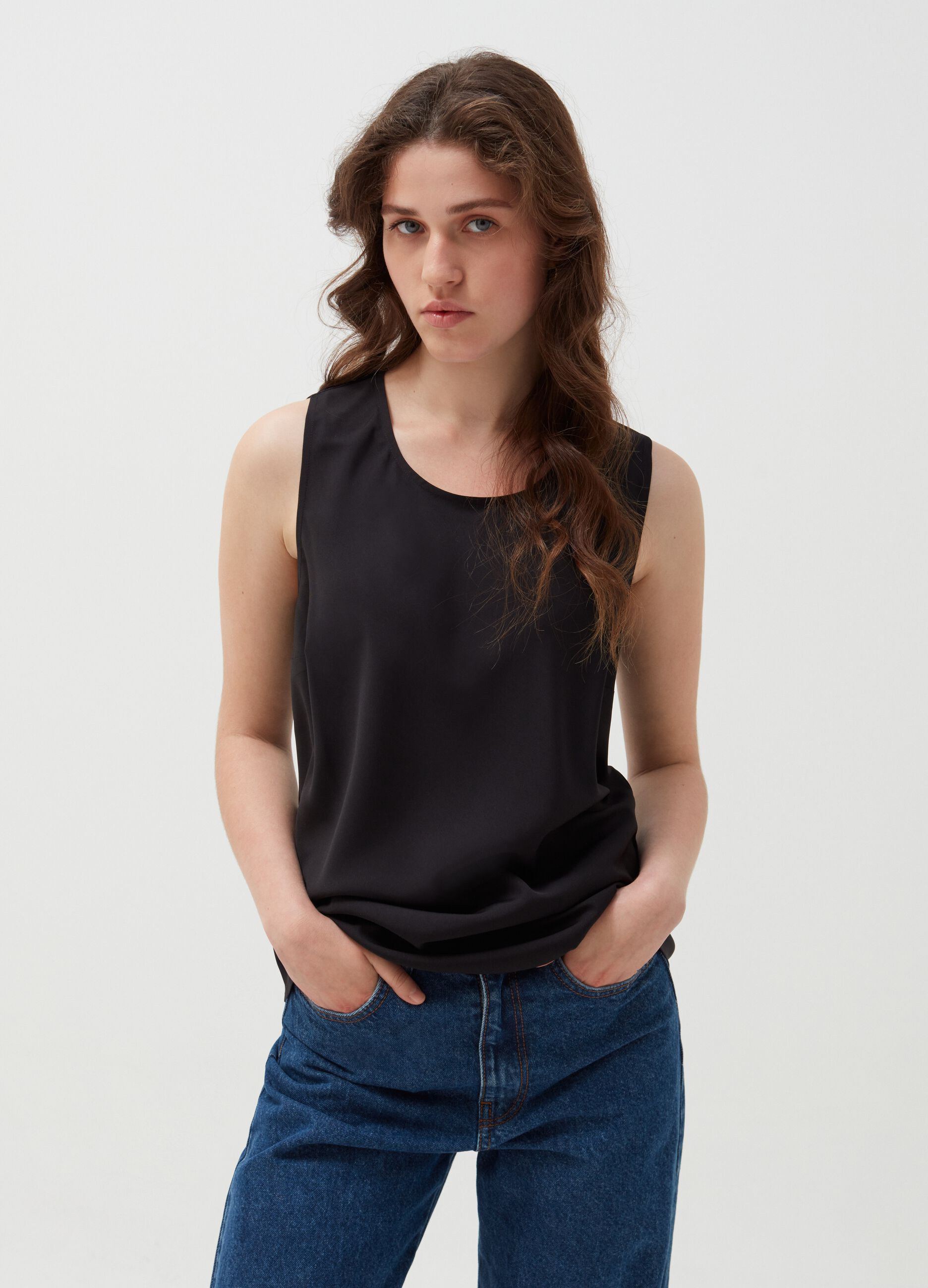 Solid colour tank top with round neck