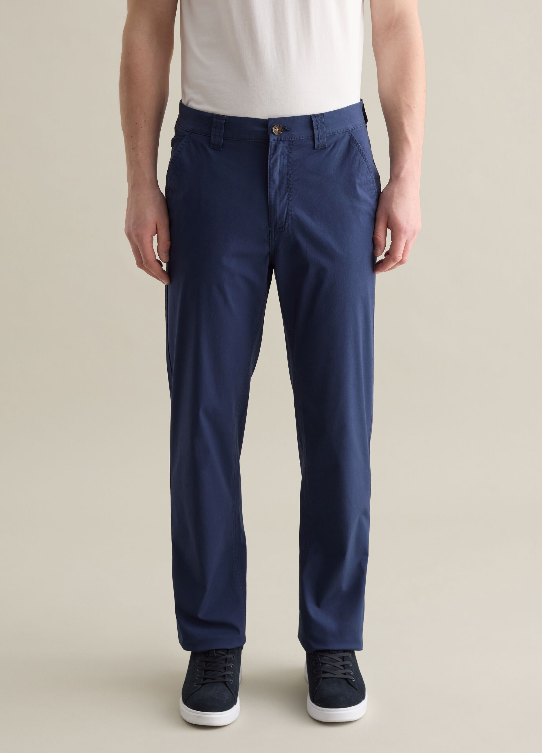Blue chino trousers in stretch cotton with pockets