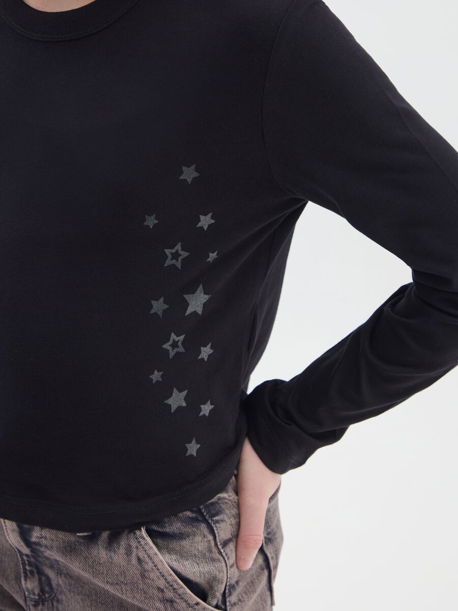 Maglietta nera da ragazza in puro cotone regular fit con stampa stelle_2