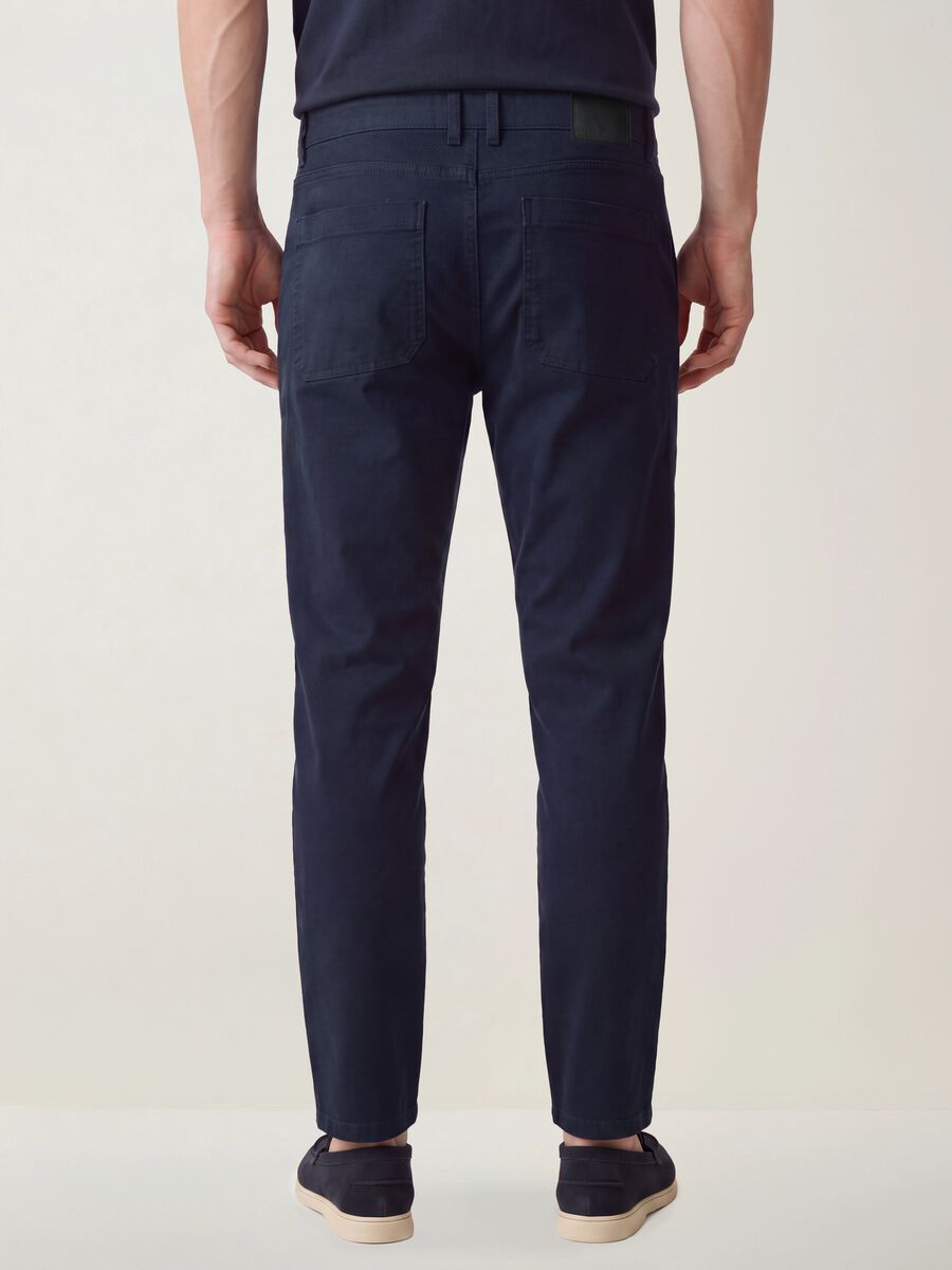 Pantaloni blu in twill di cotone elasticizzato carrot fit_4