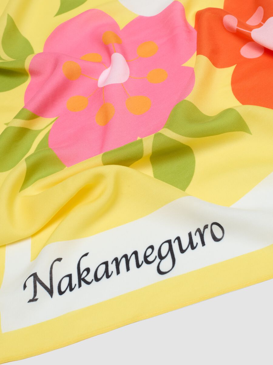 Foulard leggero in pura viscosa multicolor con motivo floreale_2