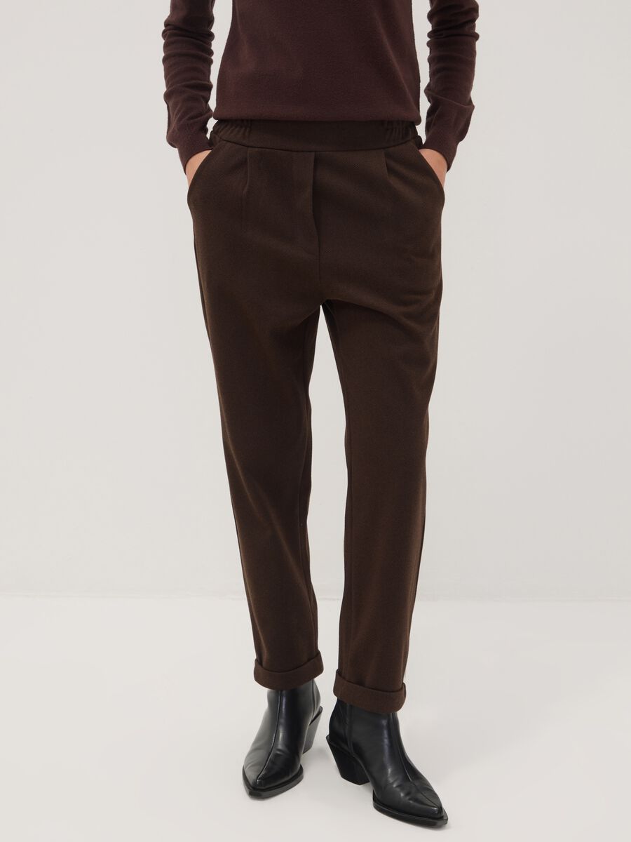 Pantaloni marroni regular fit con motivo chevron_1