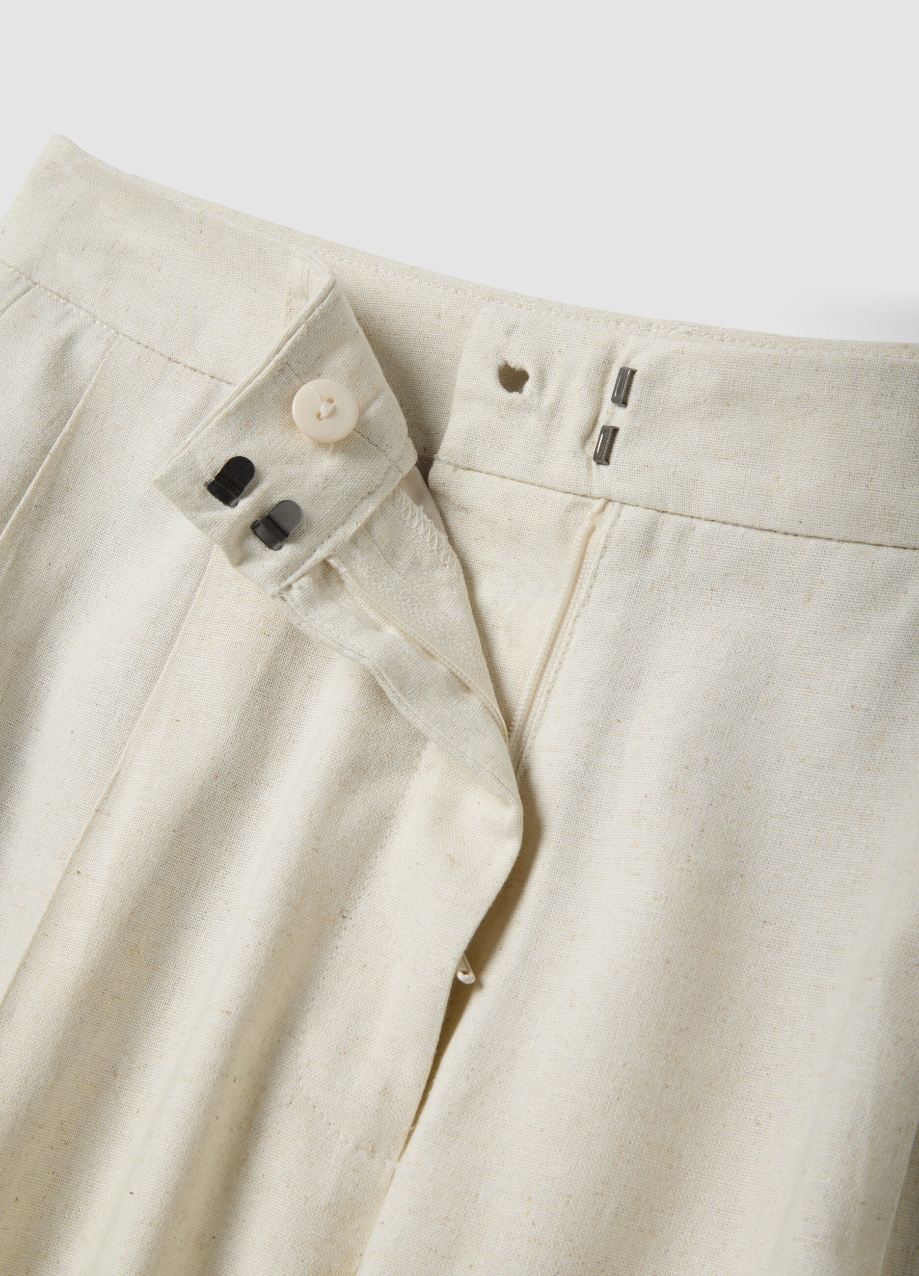 Beige viscose-linen blend shorts, regular fit