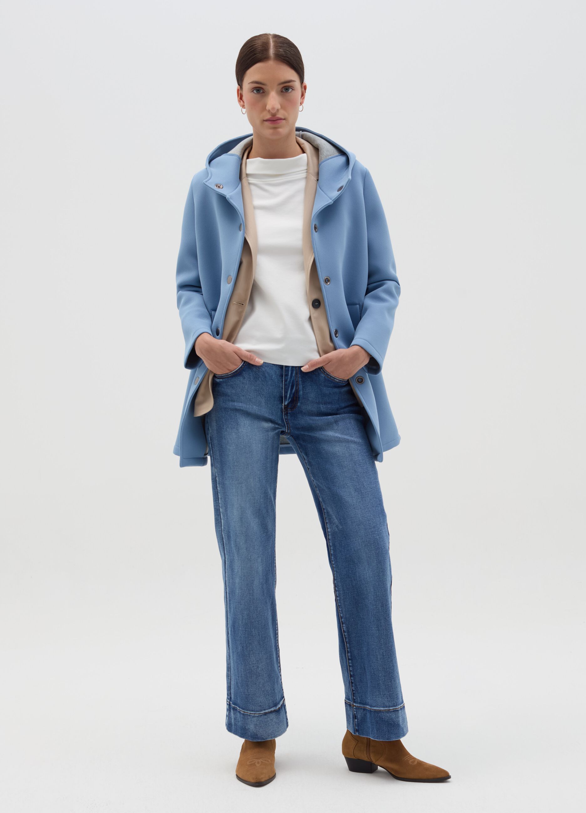 Hooded coat with buttons
